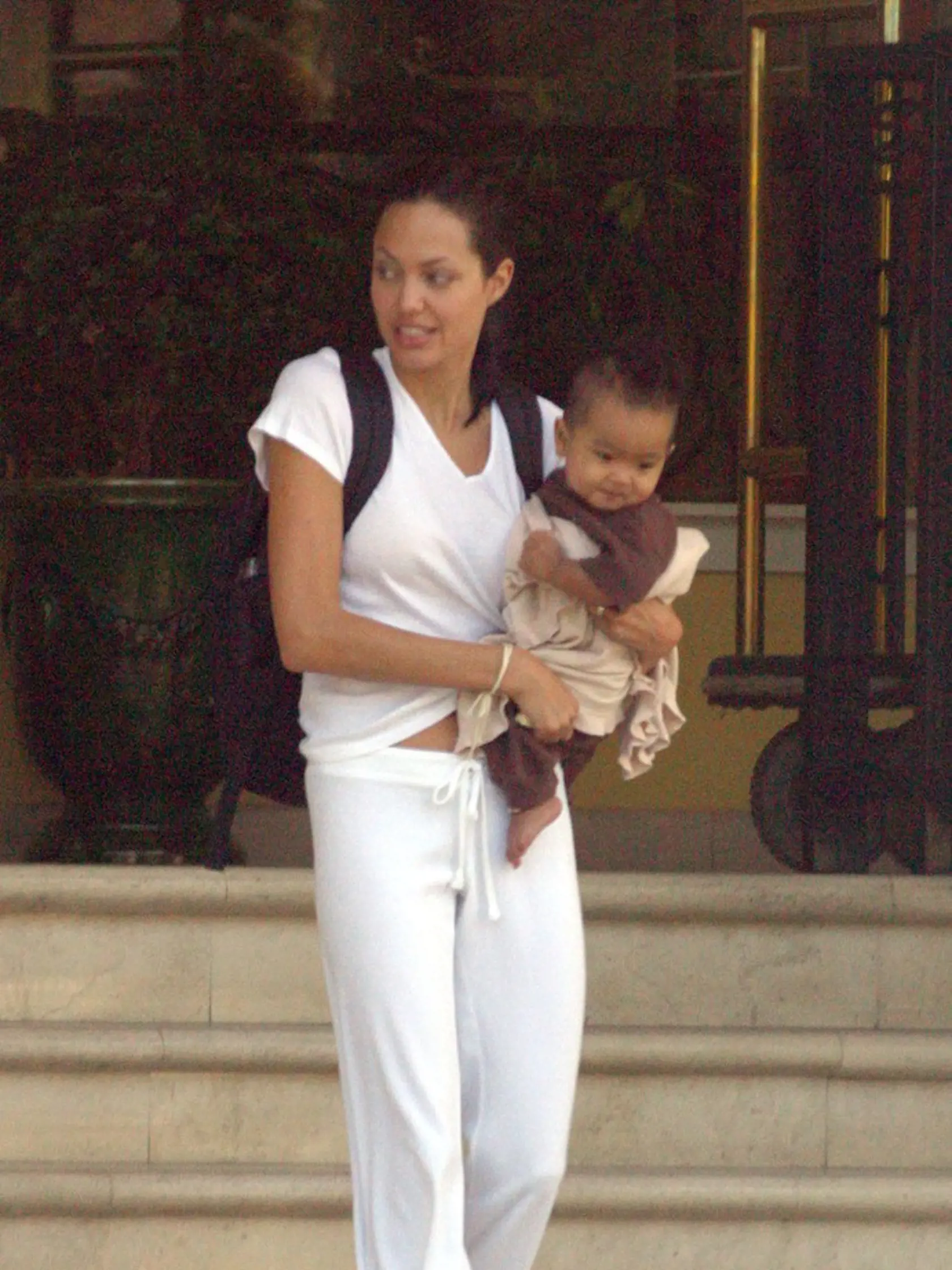 Angelina si adoptovala Maddoxa z Kambodže v roku 2002.