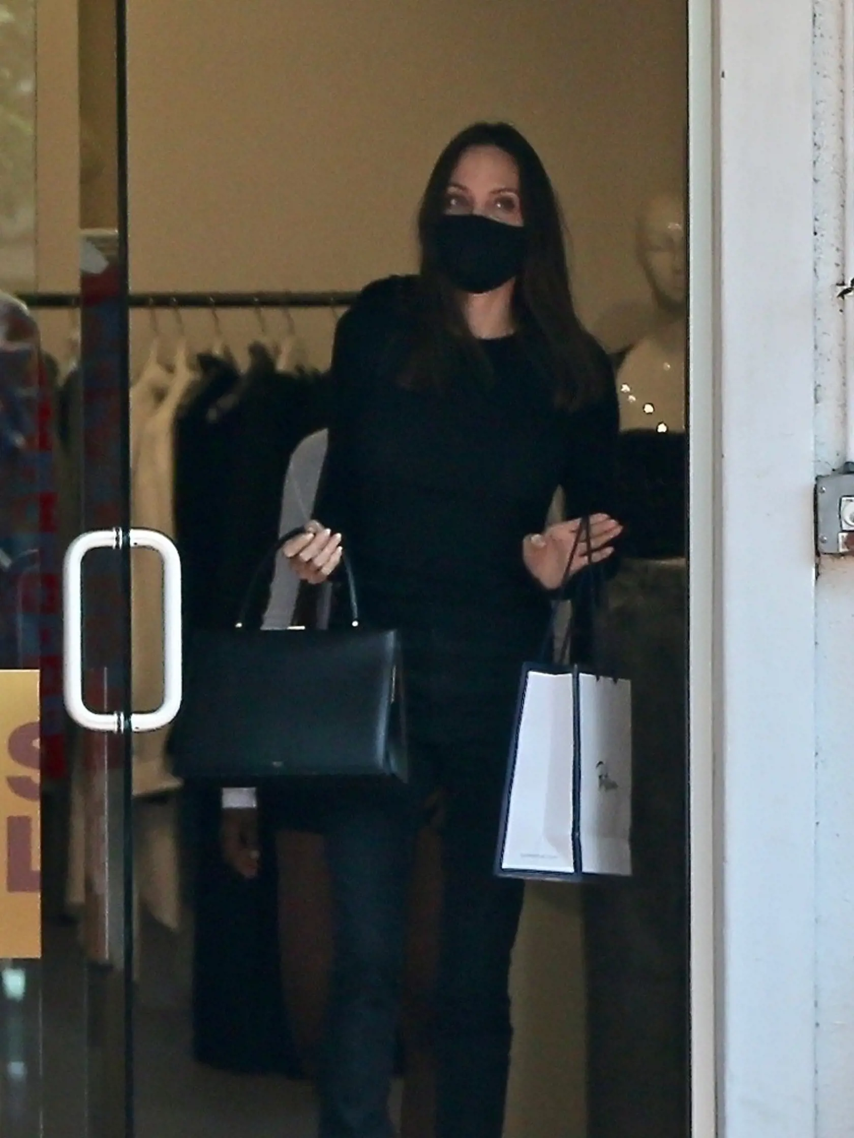Angelina Jolie na nákupoch, podprsenku nechala doma.