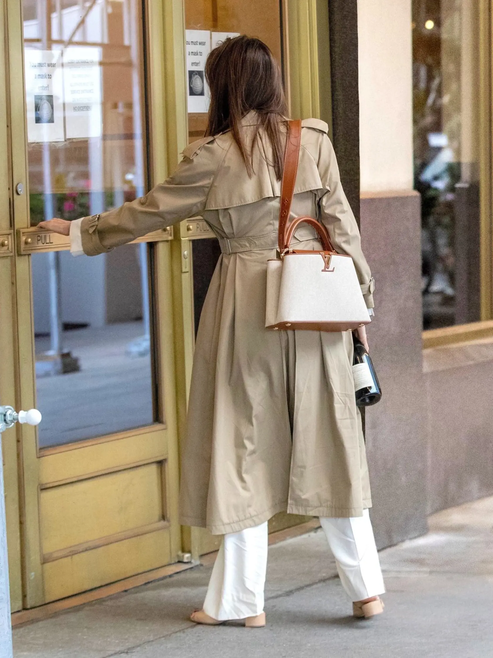 Angelina si so sebou vzala aj fľašu vína.