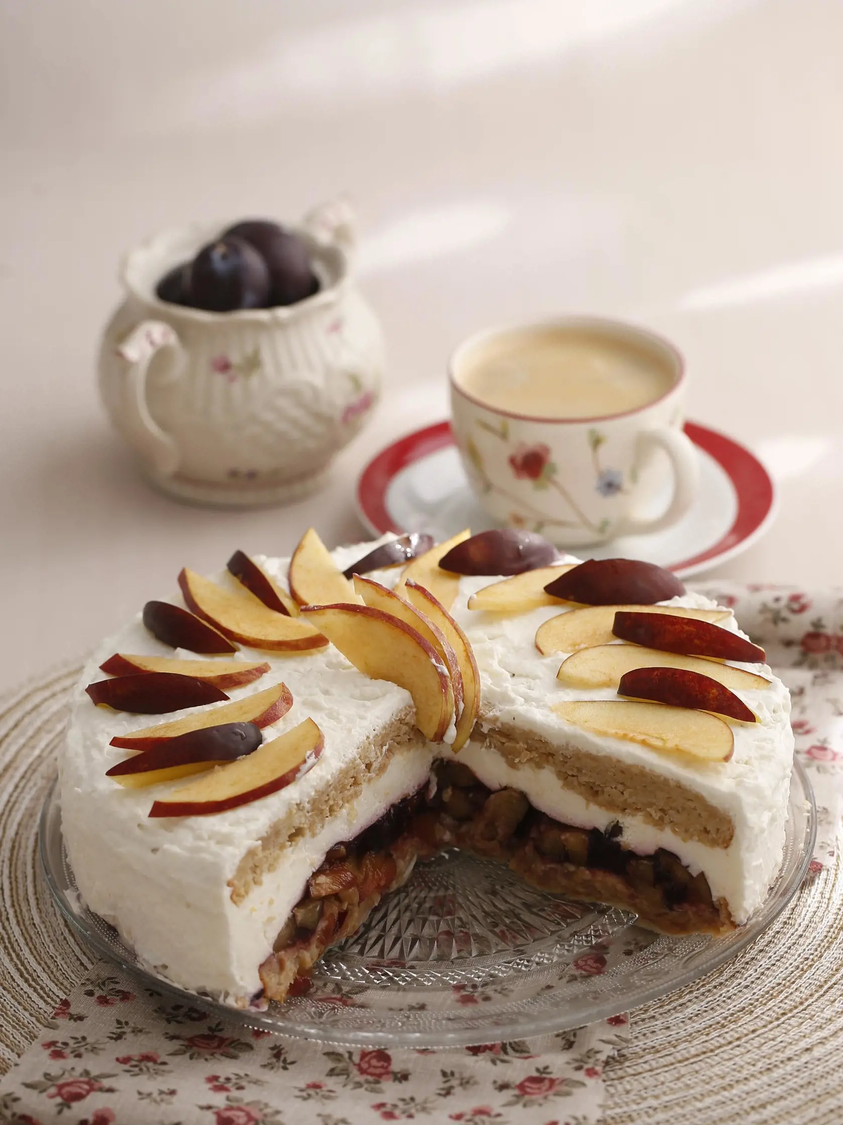 Jablková torta so slivkami