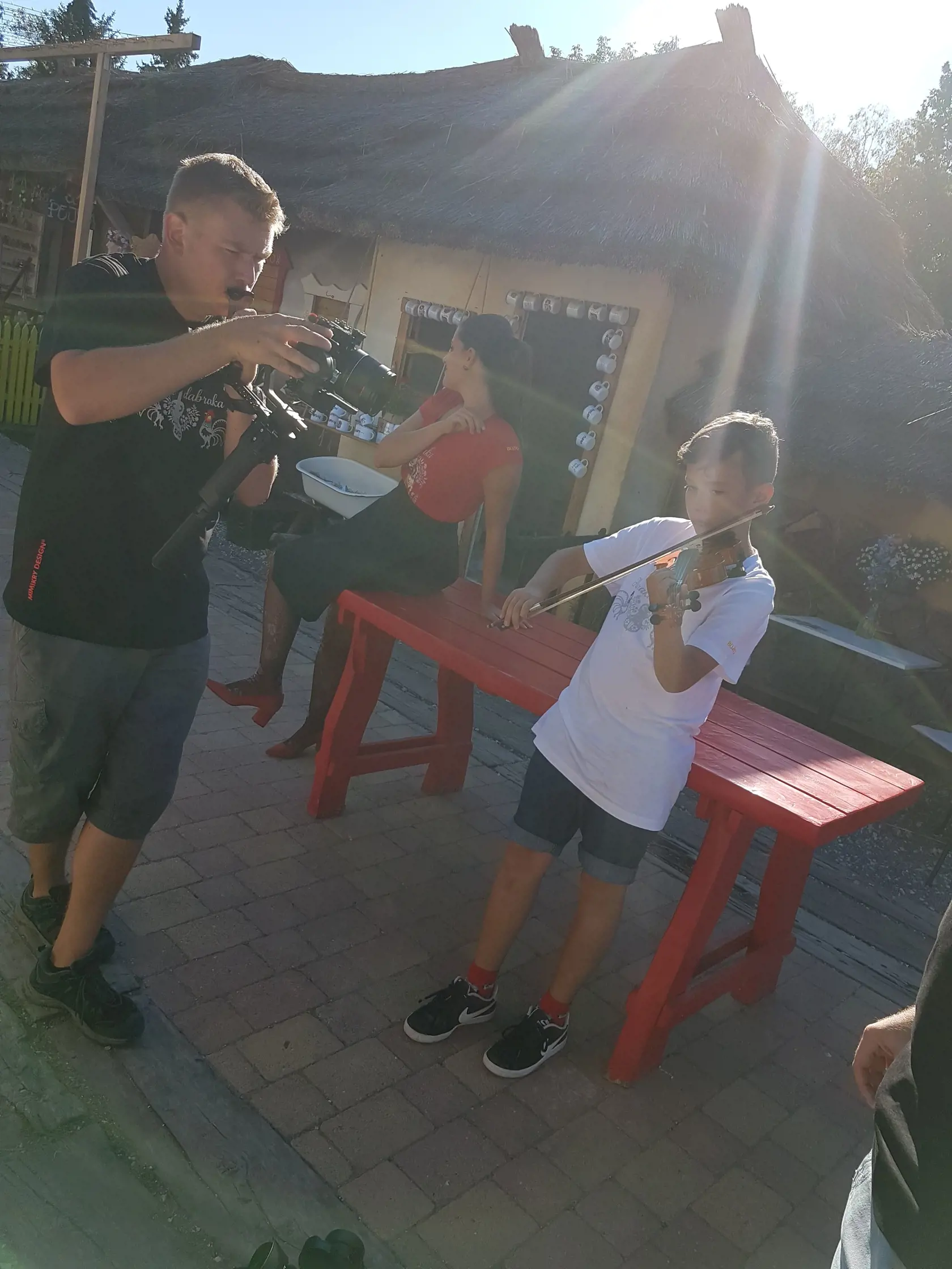 Takto to vyzeralo počas natáčania videoklipu k piesni, ktorú naspievali Onrej Kandráč a David Key.