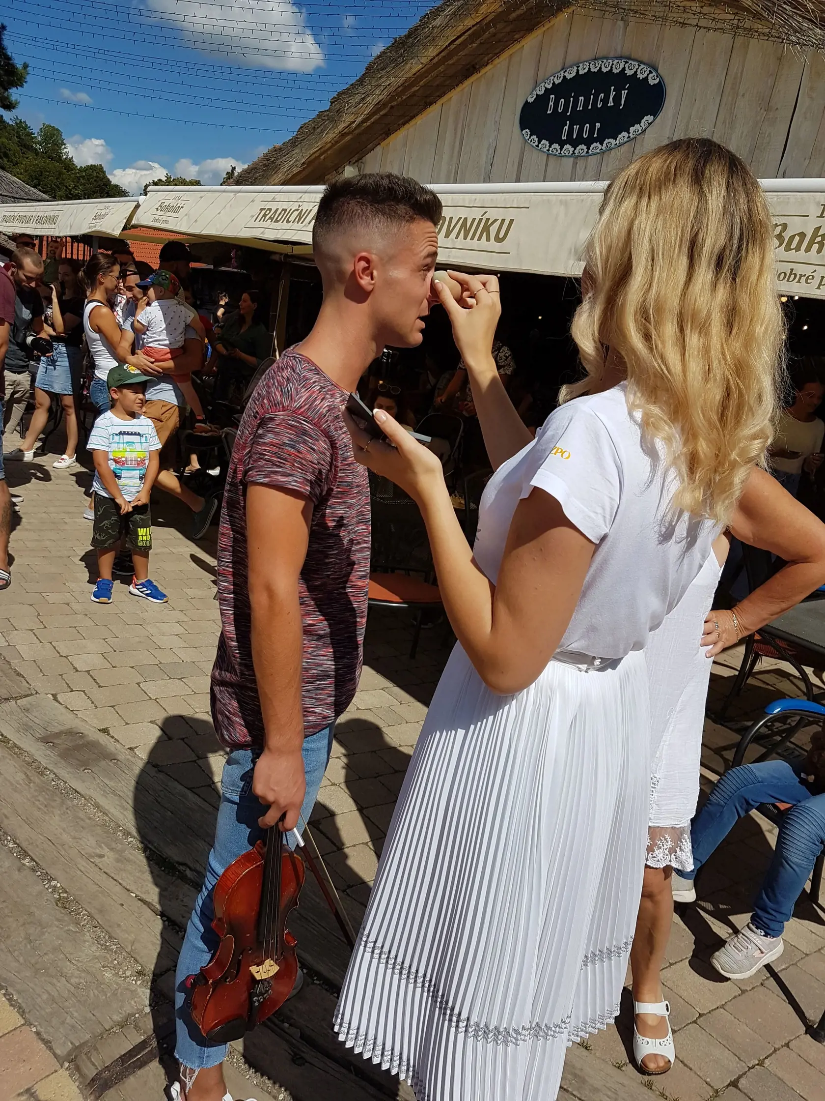 Takto to vyzeralo počas natáčania videoklipu k piesni, ktorú naspievali Onrej Kandráč a David Key.