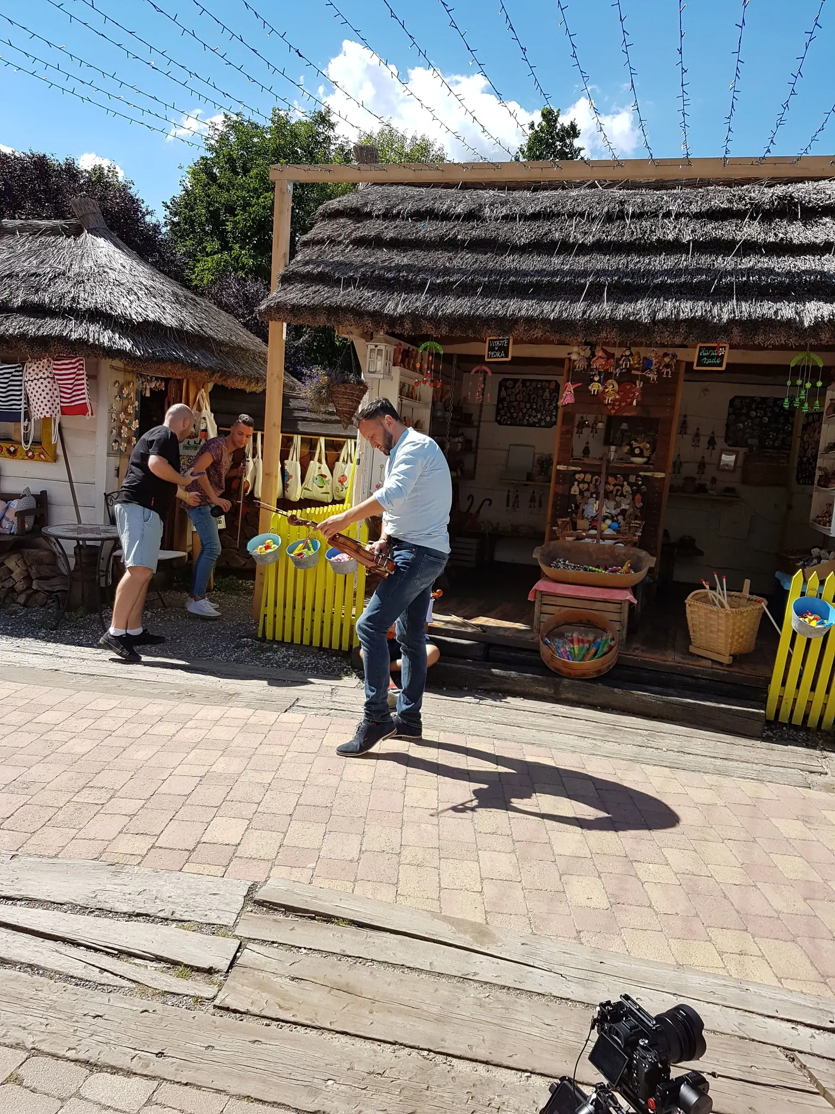 Takto to vyzeralo počas natáčania videoklipu k piesni, ktorú naspievali Onrej Kandráč a David Key.