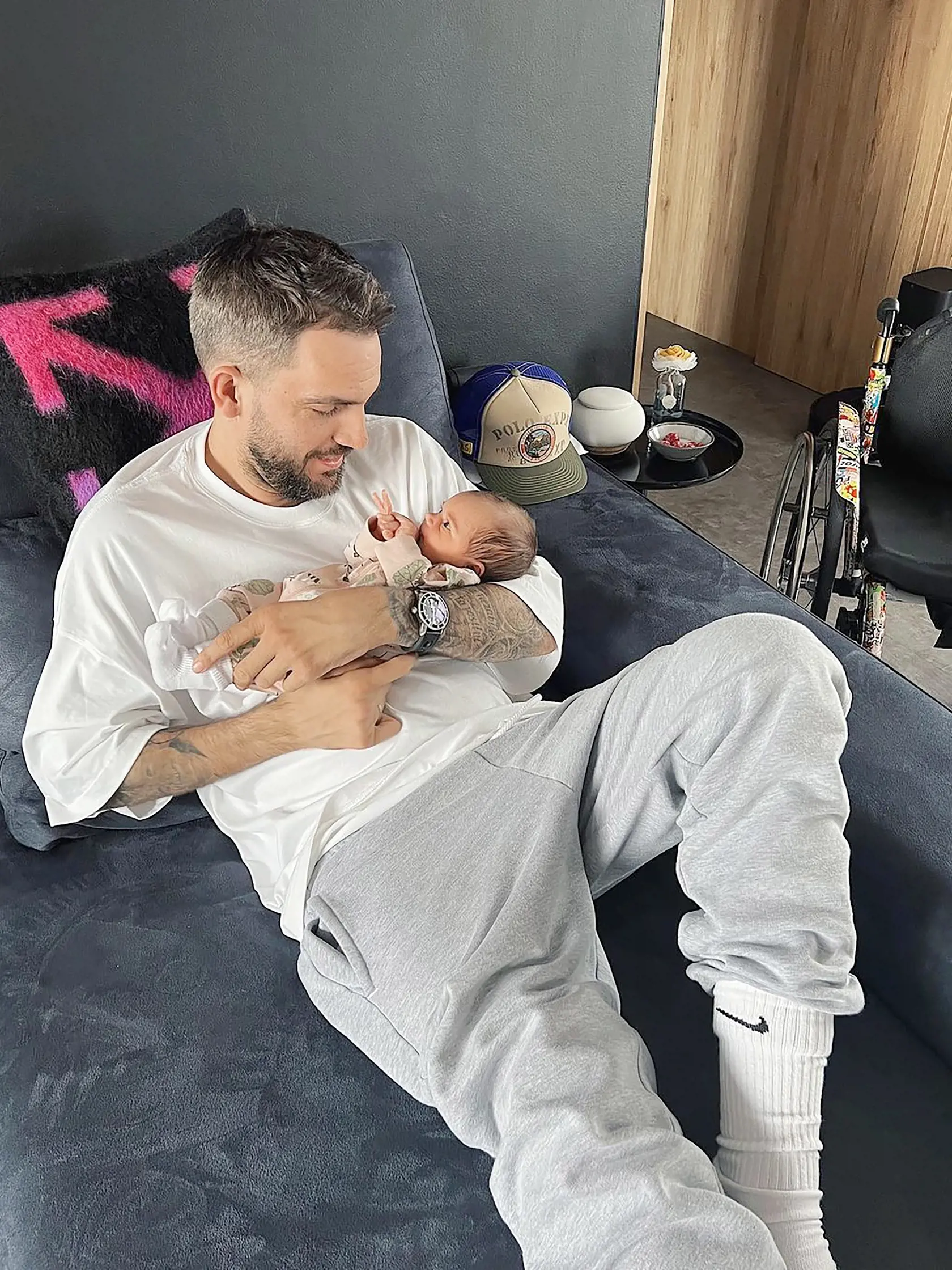 Vychutnáva. Nevie si vynachváliť pocit, keď mu dcéru vložia do náručia.