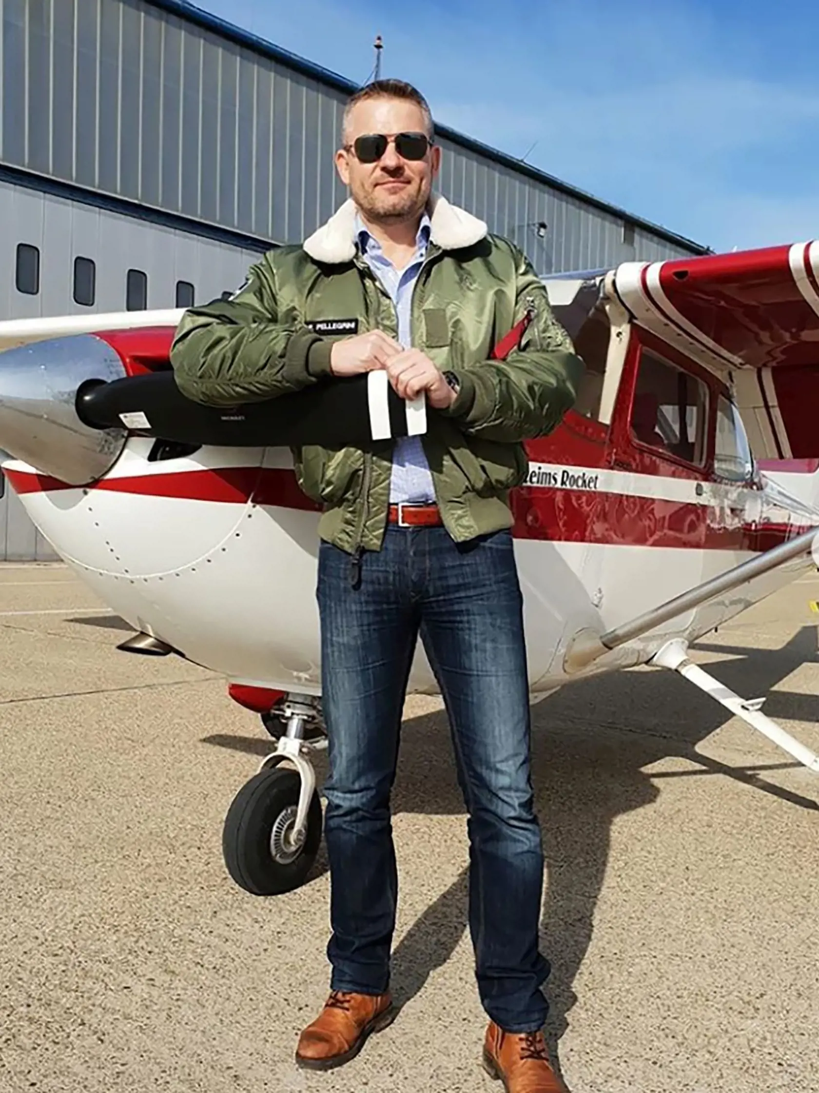 „PELLEHO“ OBĽÚBENÝ KÚSOK Takzvaná bomber bunda s výrazným golierom.