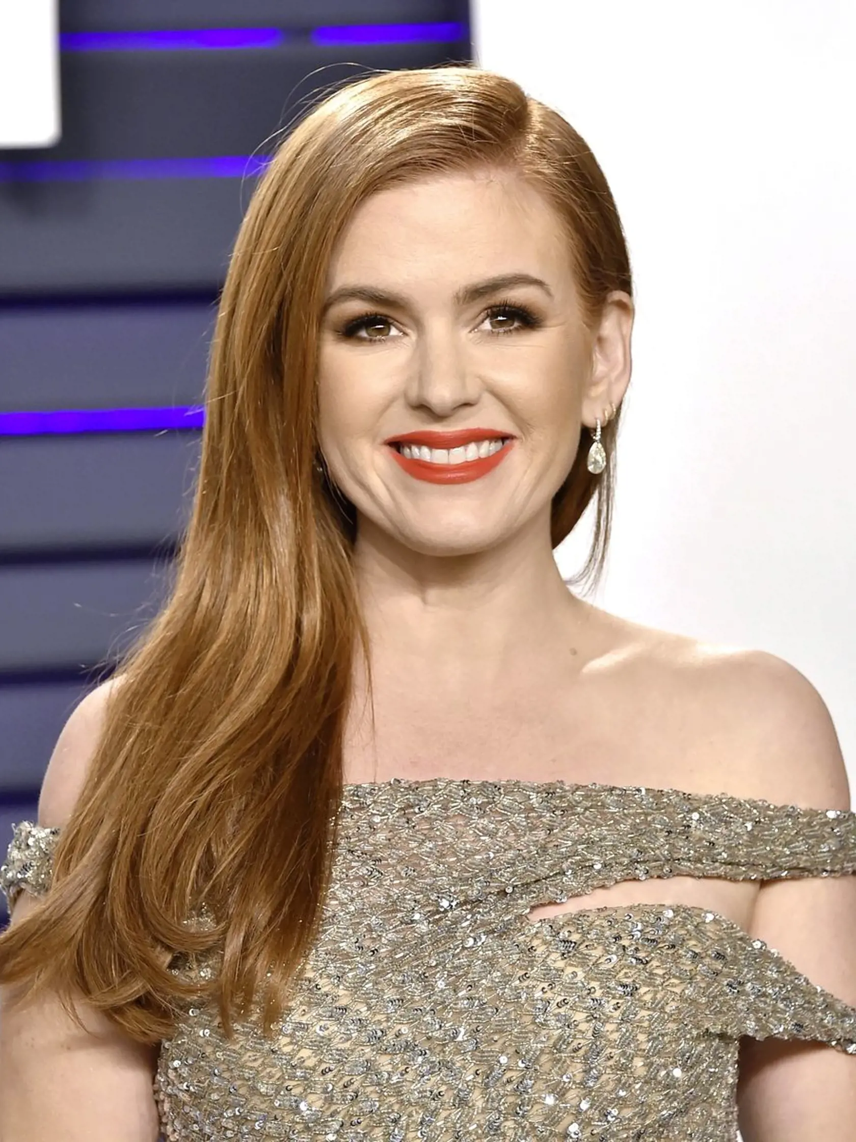 Isla Fisher (43) Herečkine kvalitné a husté vlasy sú vyfúkané dohladka.