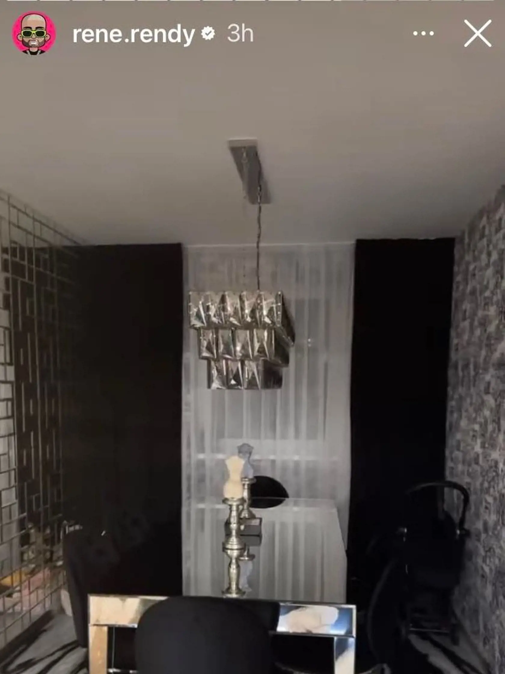 Luxusné bývanie Zuzany Plačkovej. Jedálenský kútik - zrkadlový stôl.