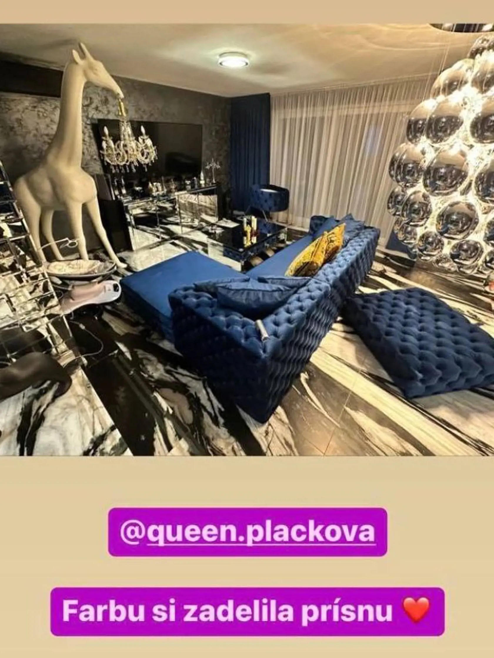 Luxusné bývanie Zuzany Plačkovej. Donedávna mali sedačku tmavozelenej farby. Tú dali prečalúniť na tmavú modrú. A dali by ste si taký gýč - žirafu do domu?