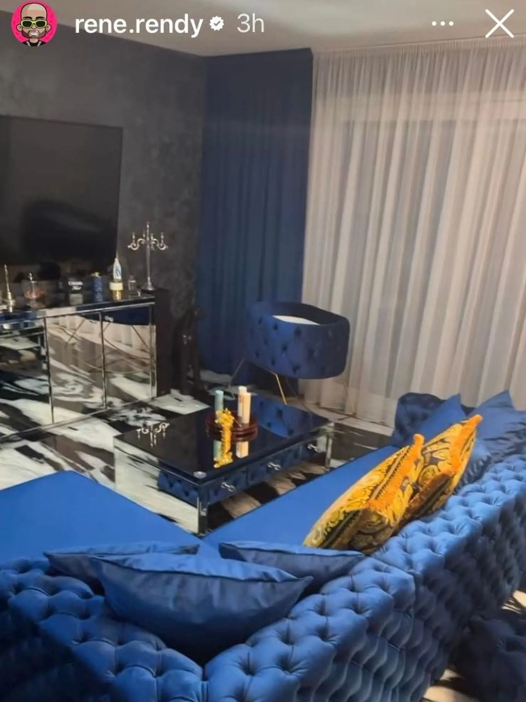 Luxusné bývanie Zuzany Plačkovej. Donedávna mali sedačku tmavozelenej farby. Tú dali prečalúniť na tmavú modrú.
