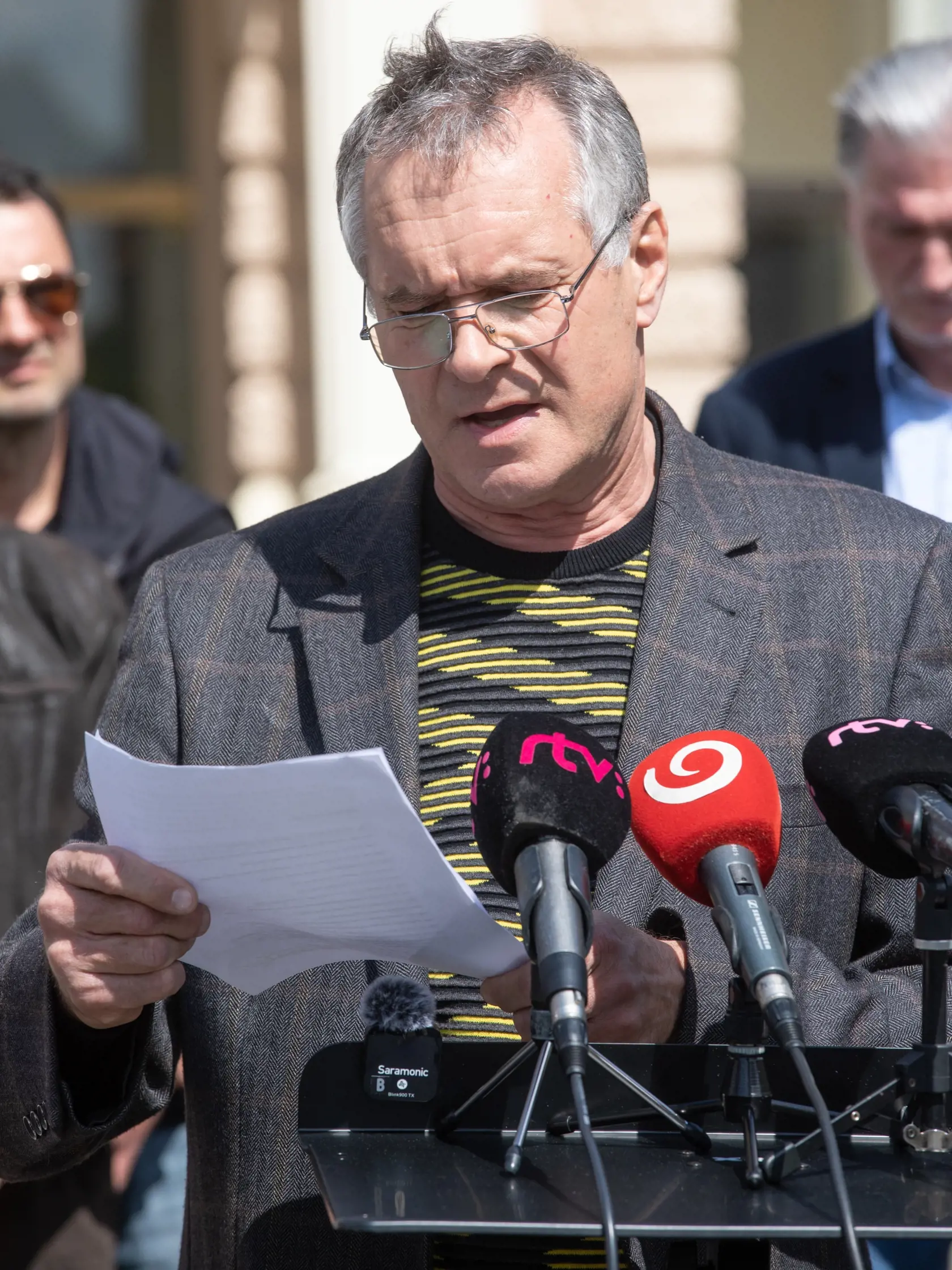 Protest  sólistov Opery SND pred historickou budovou. List pre ministerku kultúry čítal operný spevák Martin Babjak.