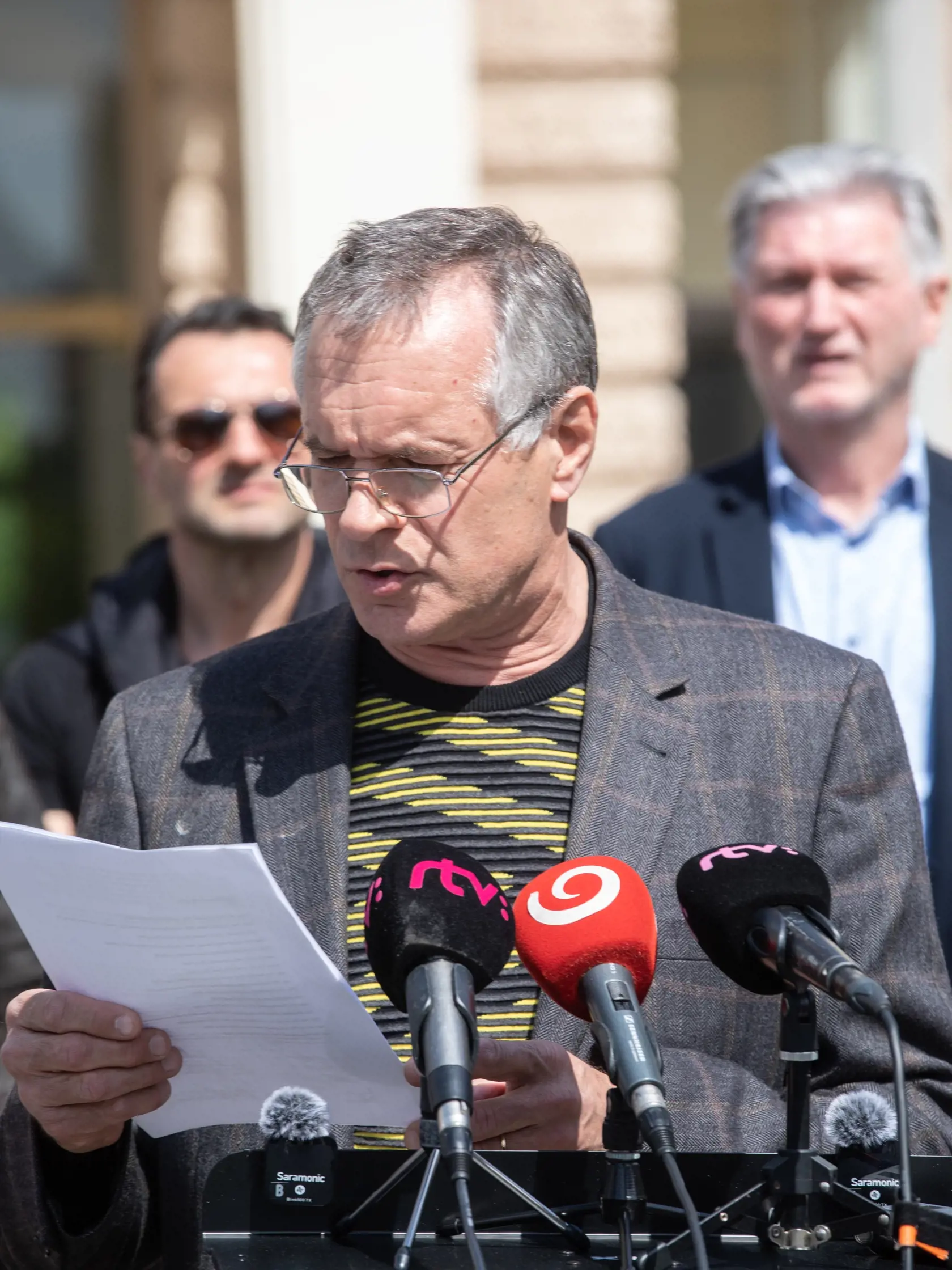 Operný spevák Martin Babjak prečítal list, ktorý adresovali ministerke Milanovej.