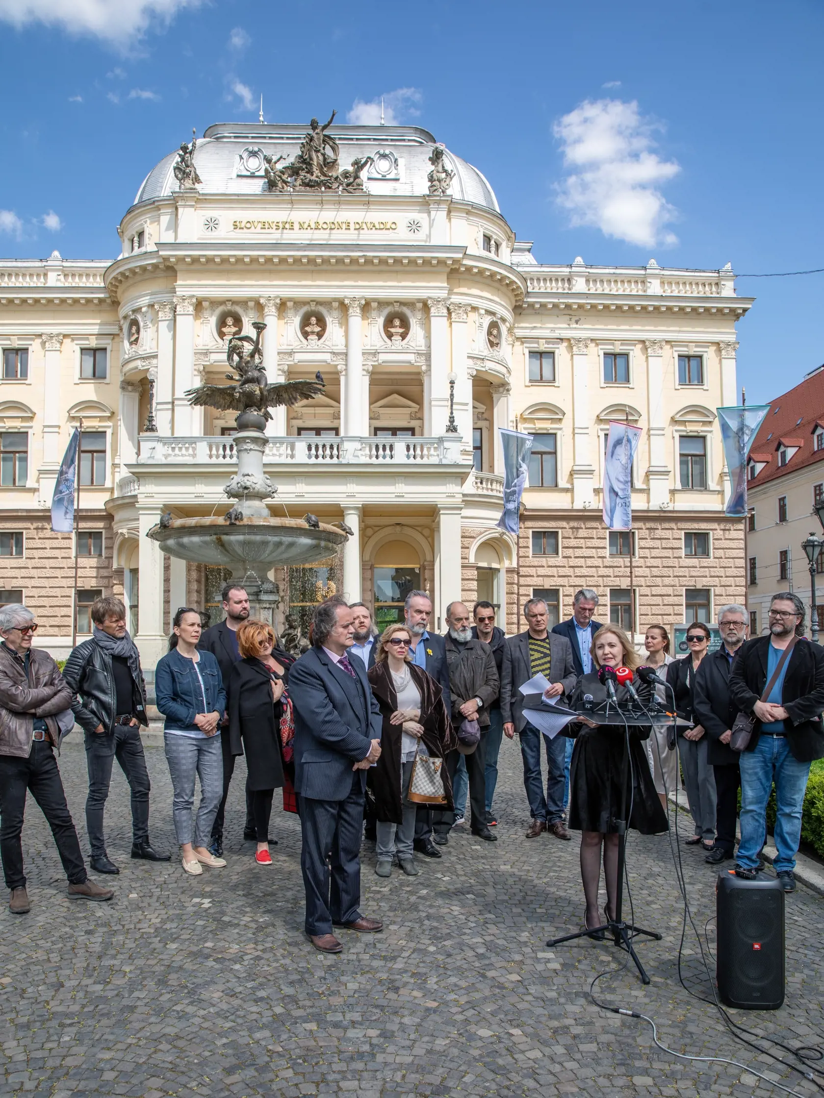 Na proteste sa zúčastnilo množstvo operných spevákov.