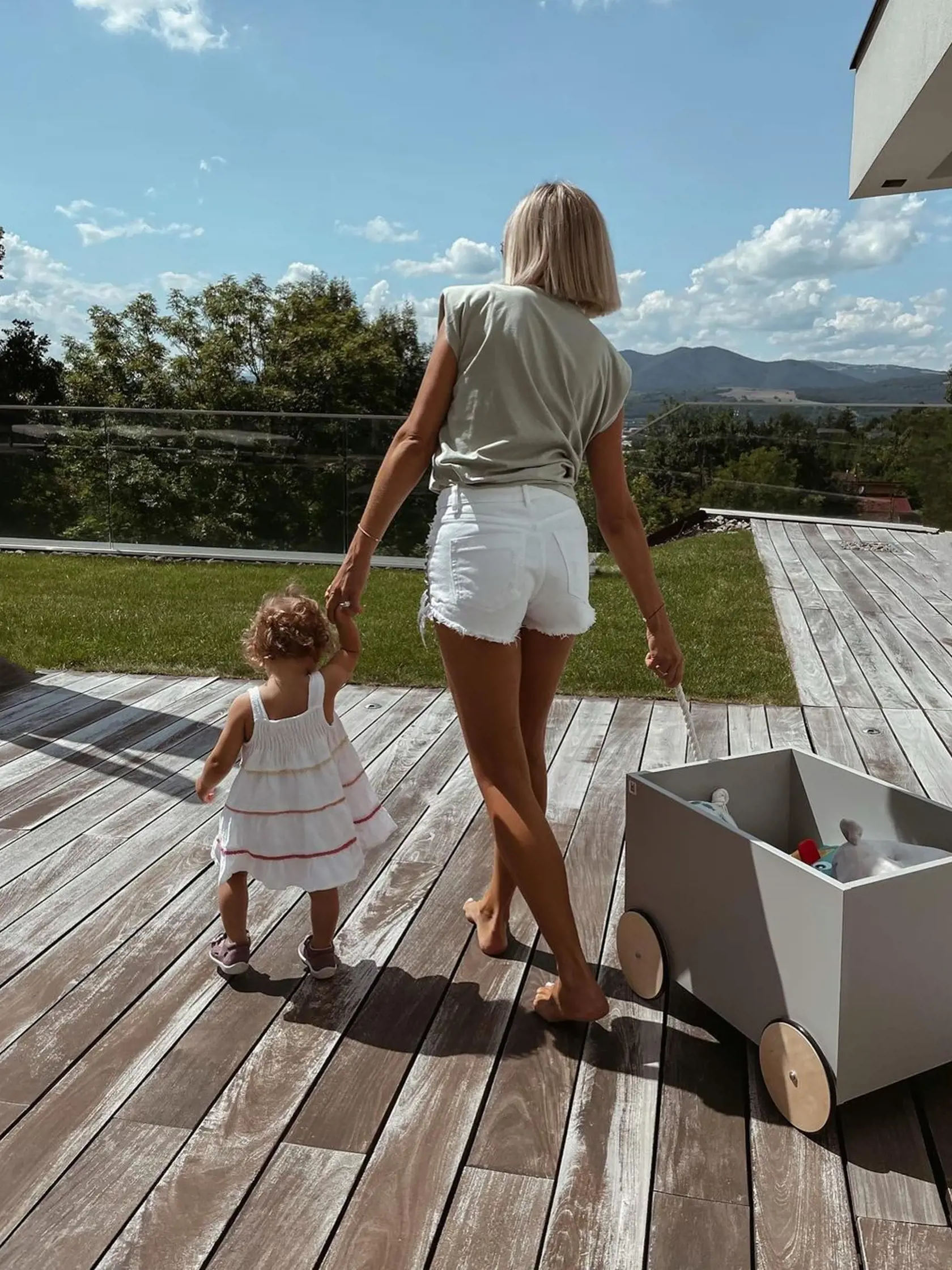 Ivana Gáborík s dcérkou Bellou u nich doma na terase.