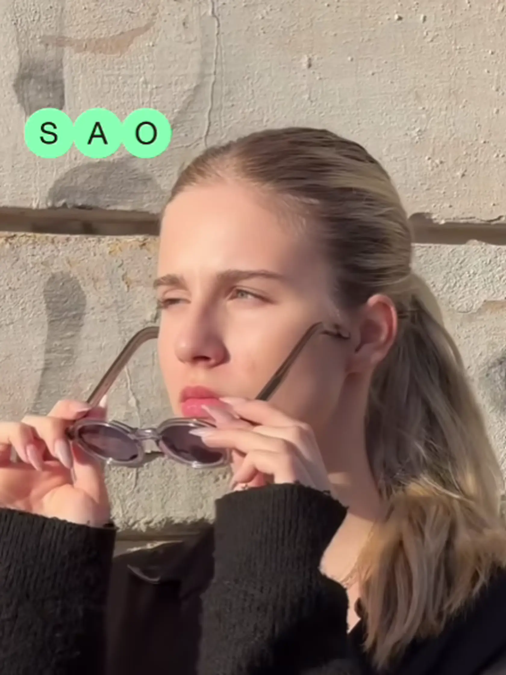 Emma sa zamestnala v novootvorenej optike v Bratislave.  „Áno, brigádujem tam teraz. Minulý rok som sa rozhodla dať si ,gap year‘ (prerušený rok, tiež známy ako sabatický rok, je obdobie, keď si študenti dajú prestávku v štúdiu, pozn. red.), tento rok sa hlásim na vysokú školu. Takže dovtedy som okrem prípravy na školu chcela aj niekde pracovať,“ odvetila pre PLUS 7 DNÍ Emma.