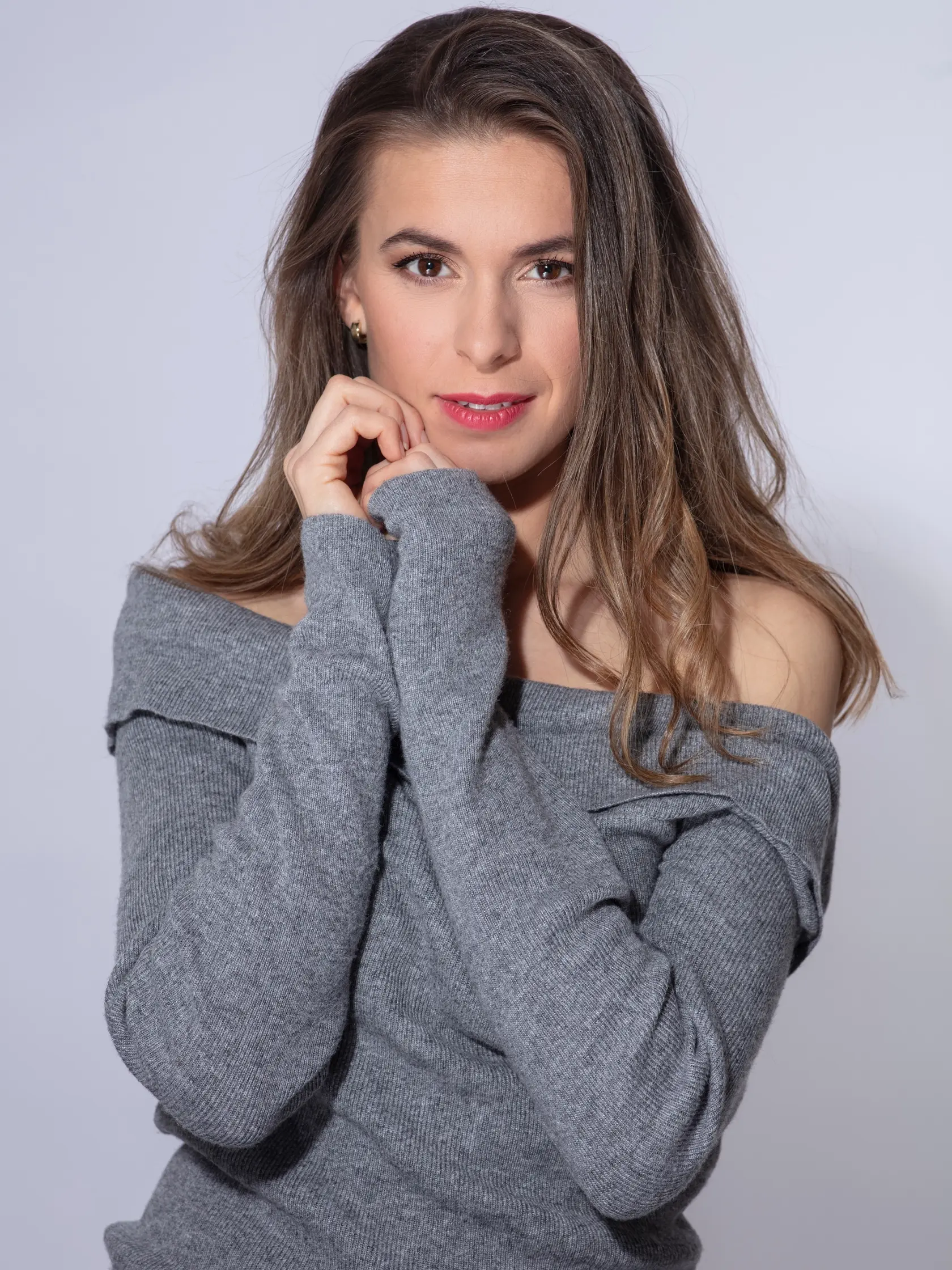 Dominika Richterová je úspešná slovenská herečka a speváčka. Aktuálne nosí pod srdcom dieťatko. 