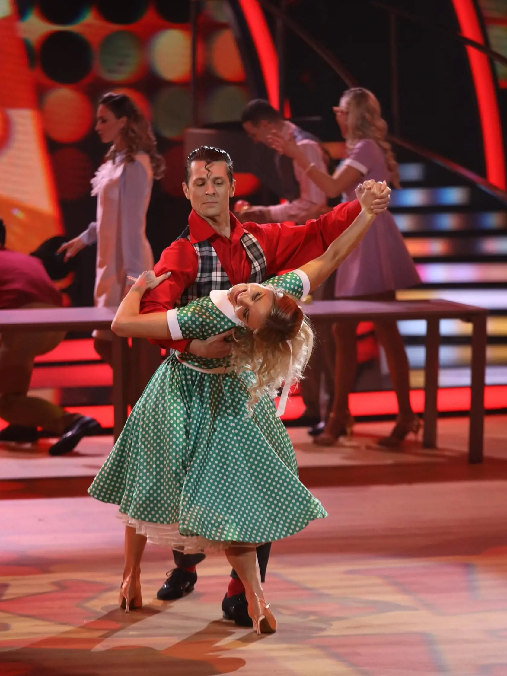 Juraj s Natáliou to v treťom kole roztočili na titulnú pieseň z muzikálu Šakali léta, tancovali quickstep.