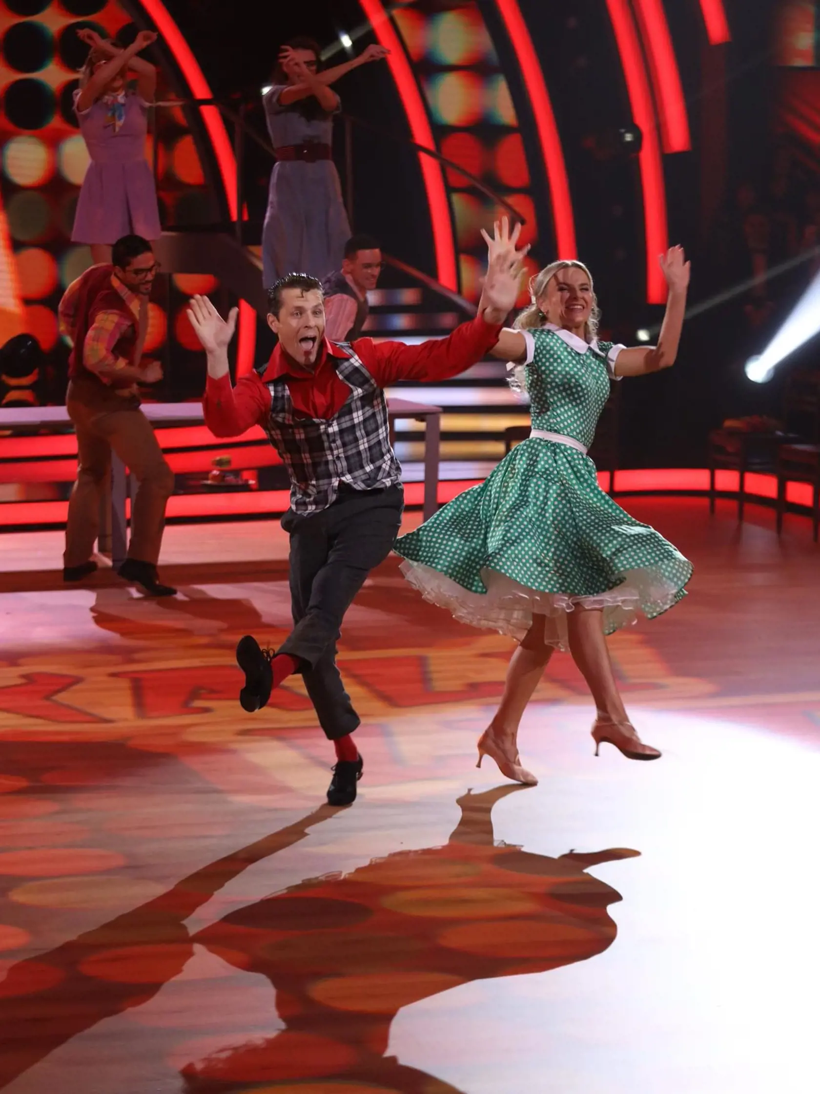 Juraj s Natáliou to v treťom kole roztočili na titulnú pieseň z muzikálu Šakali léta, tancovali quickstep.