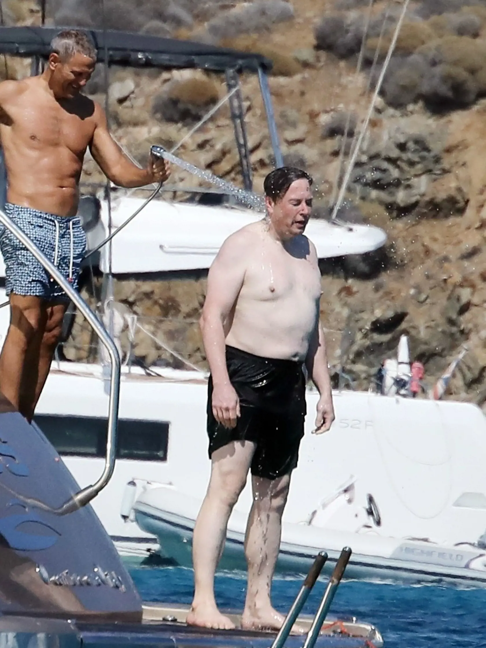Elon Musk dovolenkuje na luxusnej jachte v Grécku.