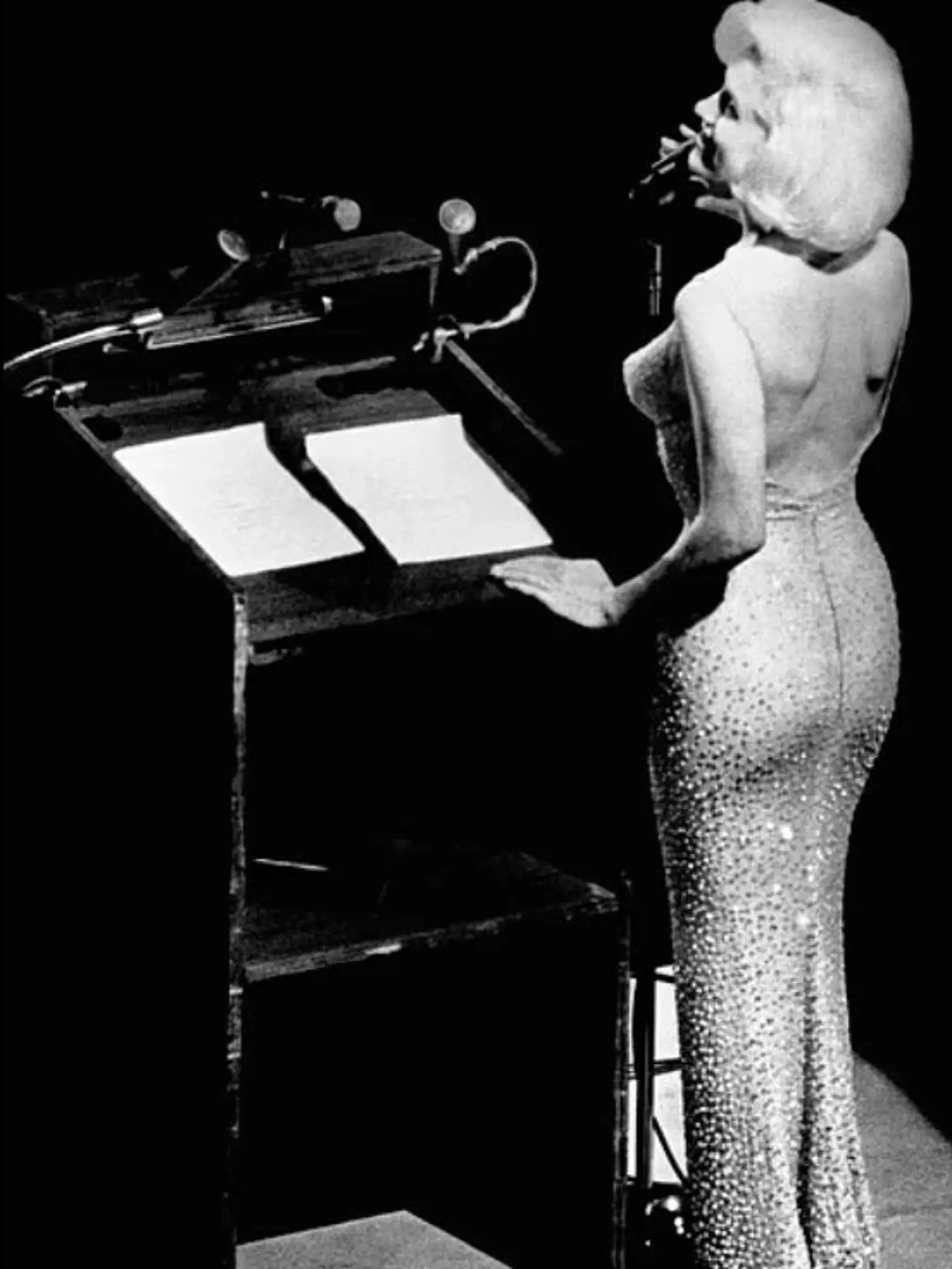 Marilyn Monroe v ikonických šatách, v ktorých v roku 1962 zaspievala Kennedymu k narodeninám. Dnes ich mala oblečené Kim Kardashian, ktorá však musela schudnúť 7 kilogramov, aby ich dokázala zapnúť. Ich hodnota je 5 miliónov dolárov.