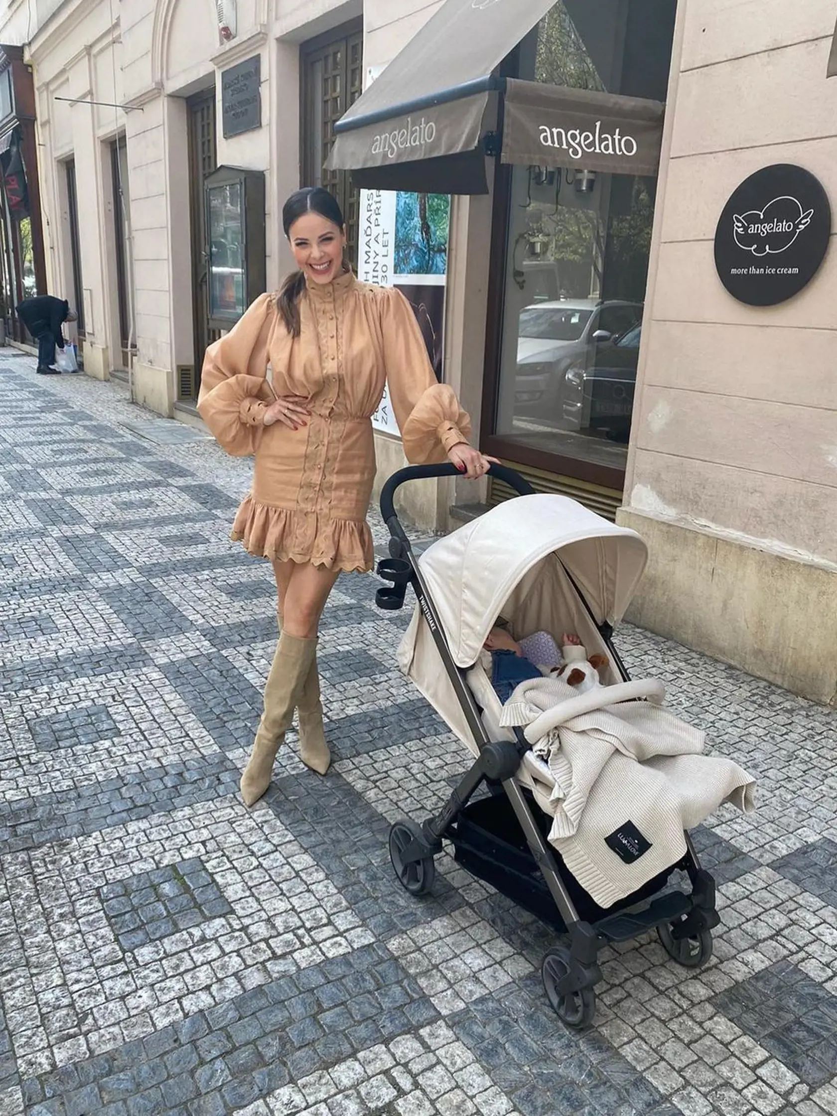 "Mamička 21. storočia," reagovala na túto fotku Moniky Bagarovej slovenská herečka Karin Haydu.