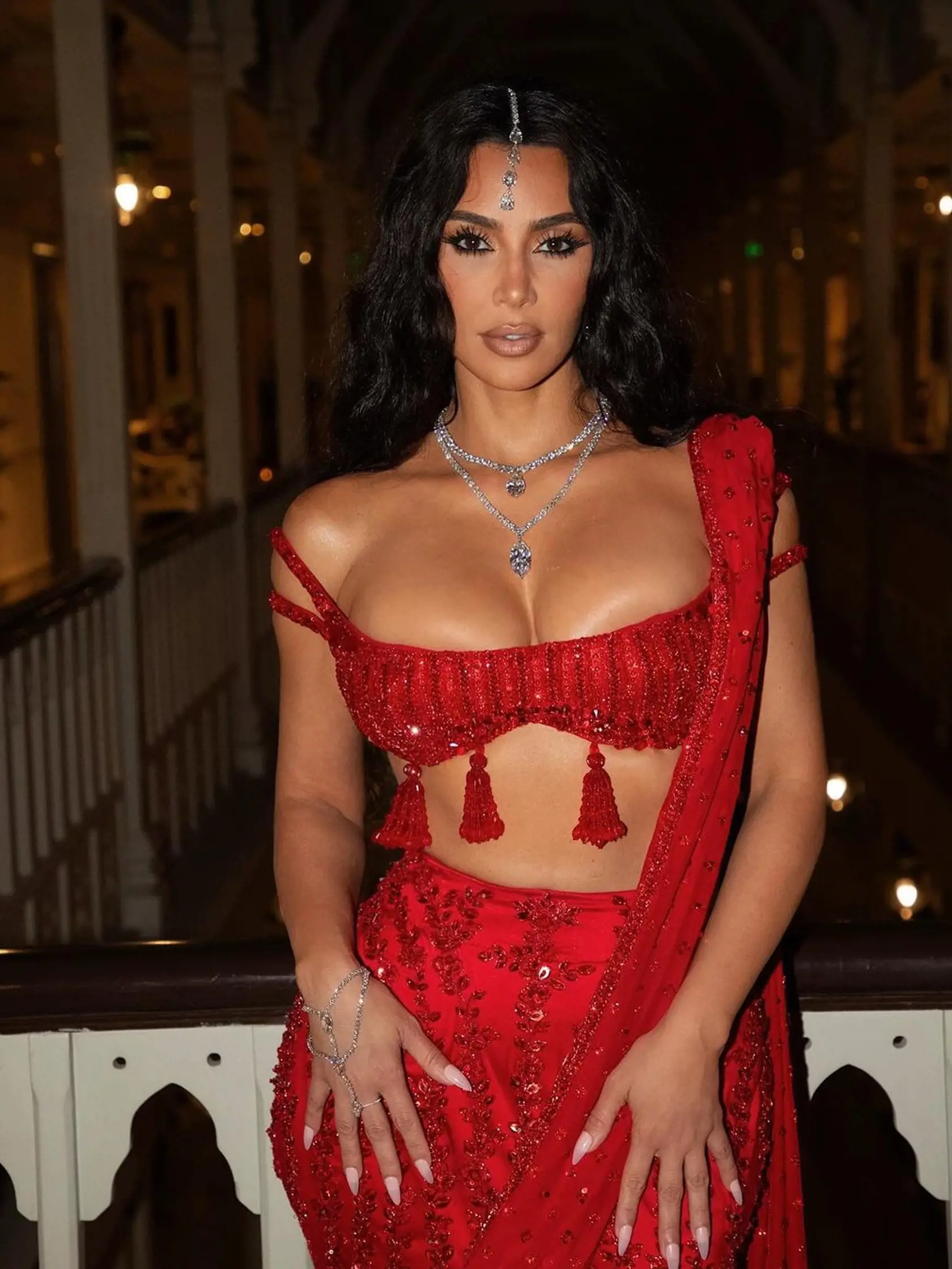 Kim Kardashian ledva napratala svoj bujný dekolt do podprsenky.