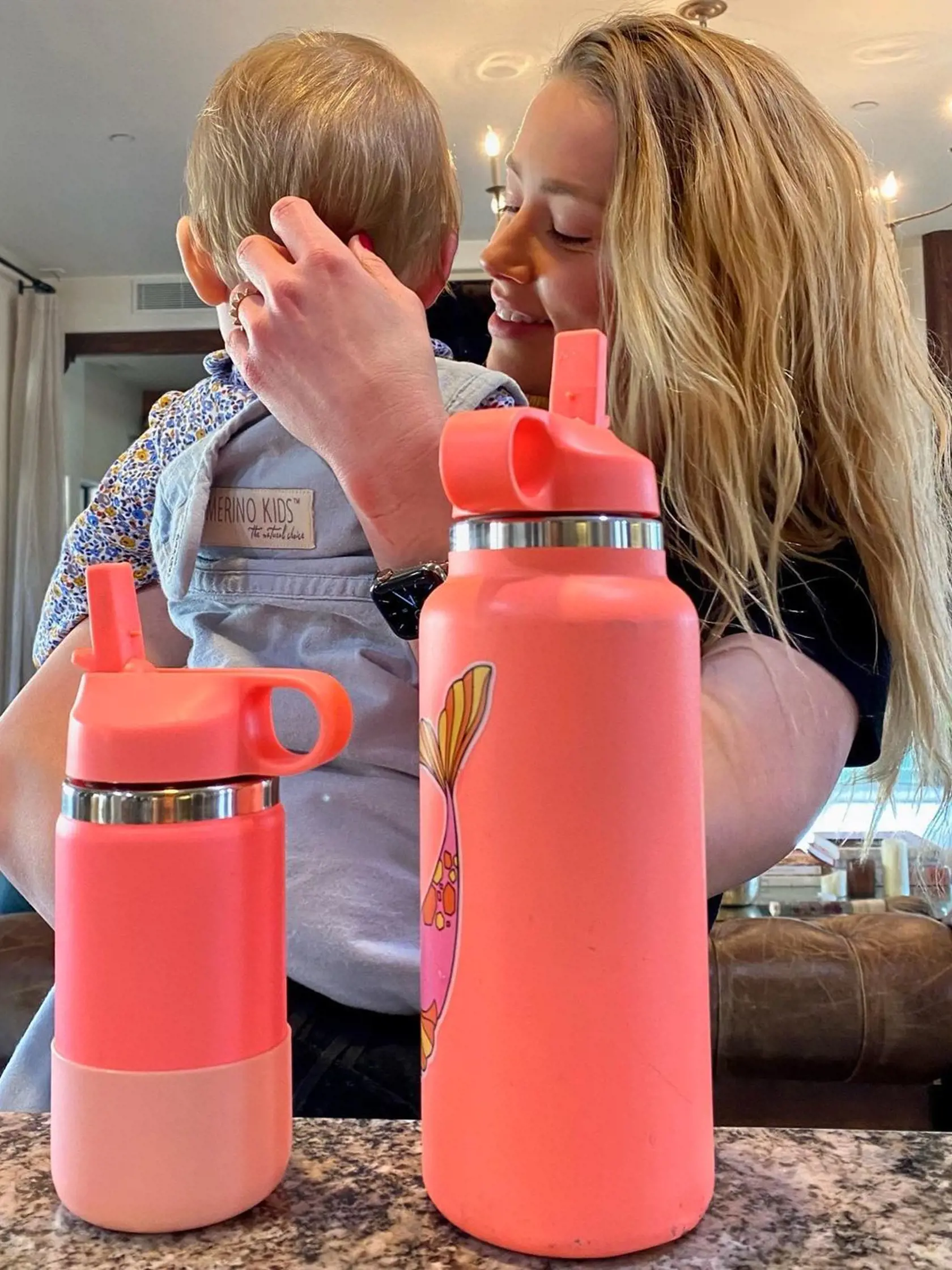 Amber Heard sa stala mamou malého dievčatka. Dcéru jej vynosila náhradná matka.