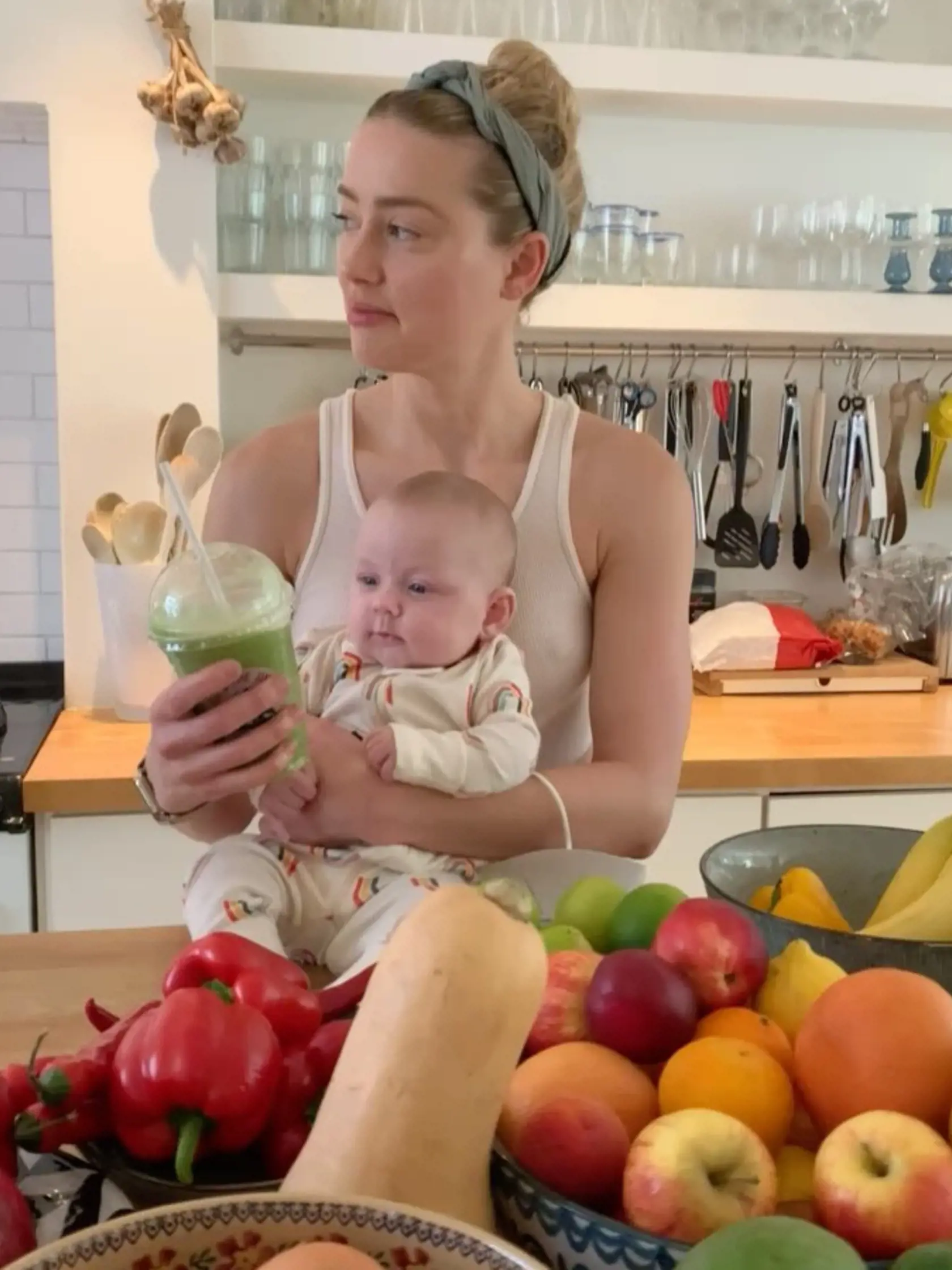 Amber Heard sa stala mamou malého dievčatka. Dcéru jej vynosila náhradná matka.
