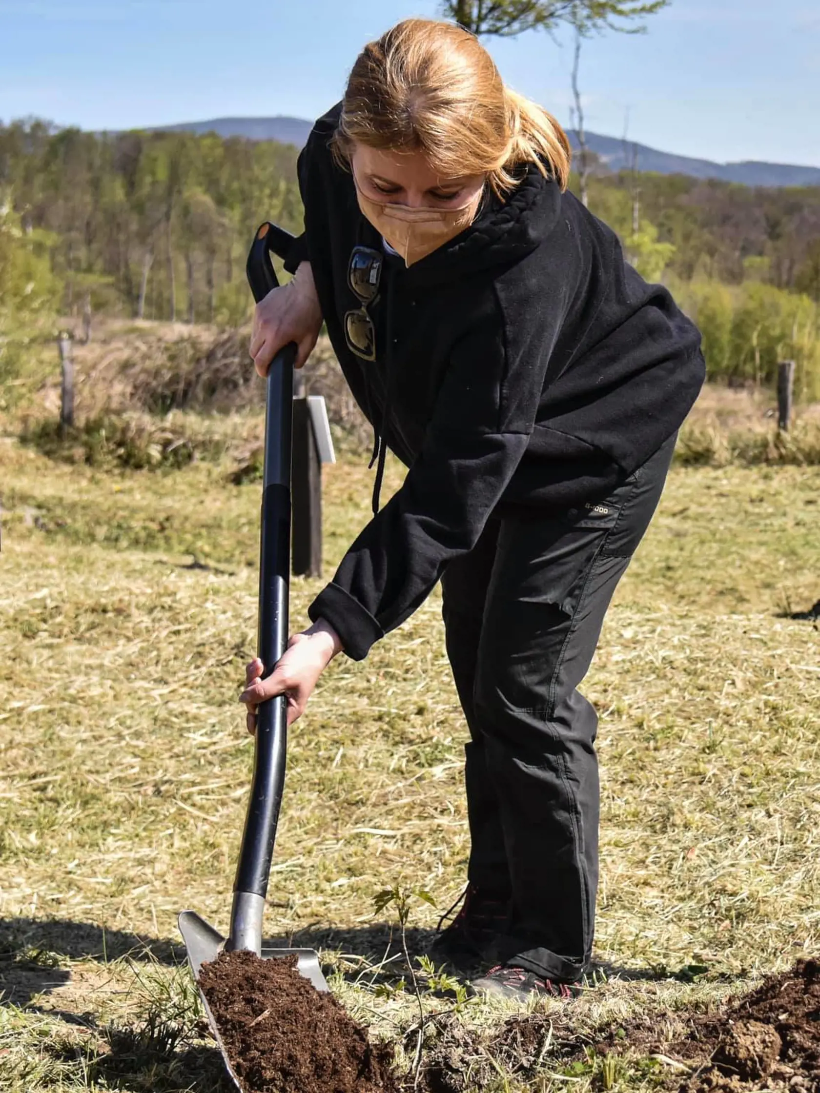 V apríli vysadila prezidentka spolu s dobrovoľníkmi v Limbachu 1650 stromčekov. Keďže sa jednalo o fyzickú prácu, vlasy mala zopnuté do  jednoduchého  vrkoča.