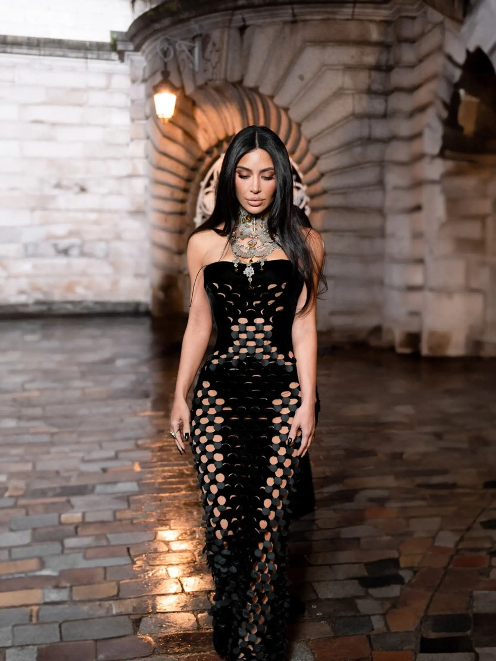 Takto vyzerá Kim Kardashian dnes. Napichané pery, upravená tvár a na tele má množstvo ďalších zákrokov.