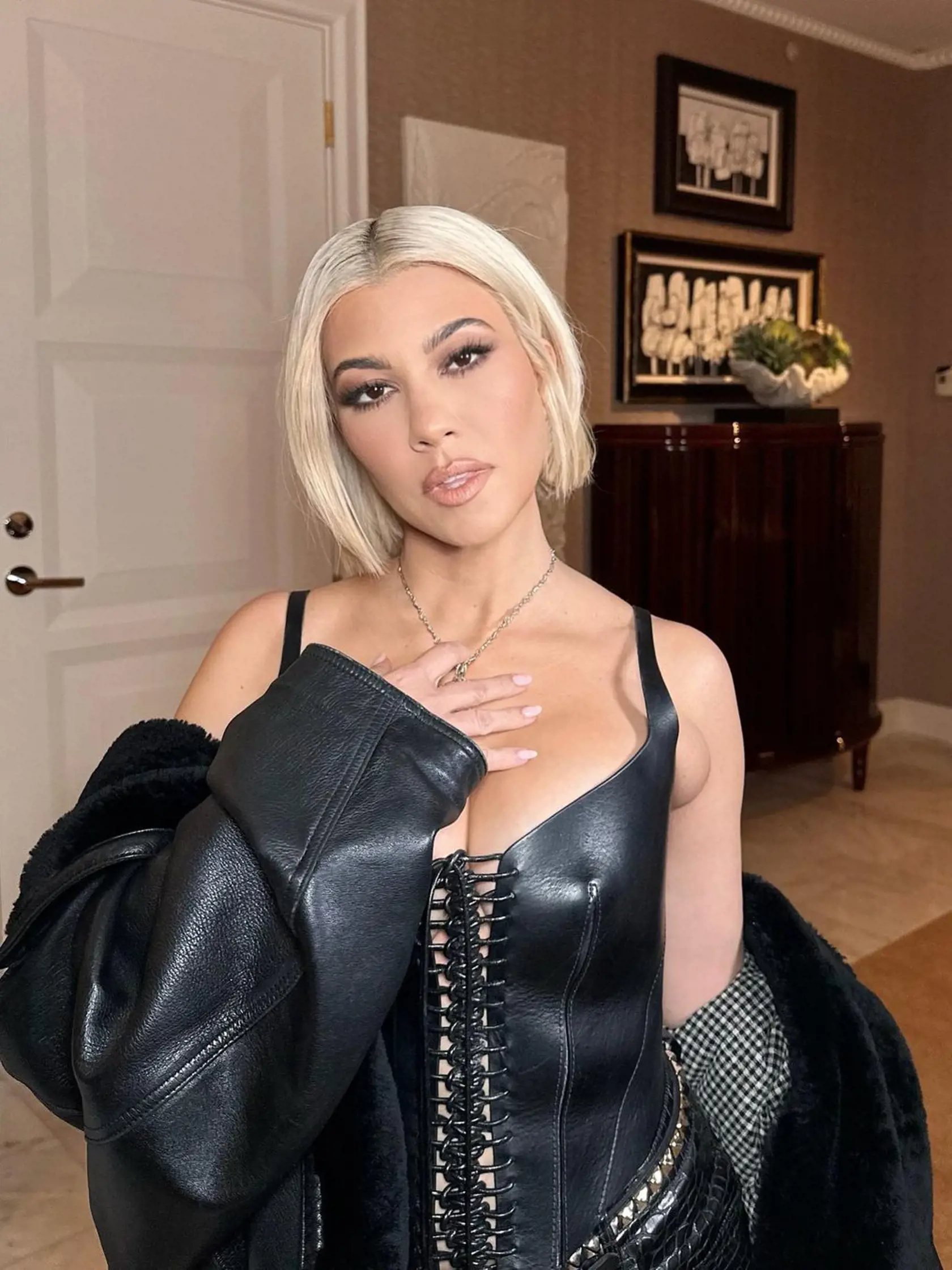 Kourtney Kardashian už po úpravách šikovných odborníkov.