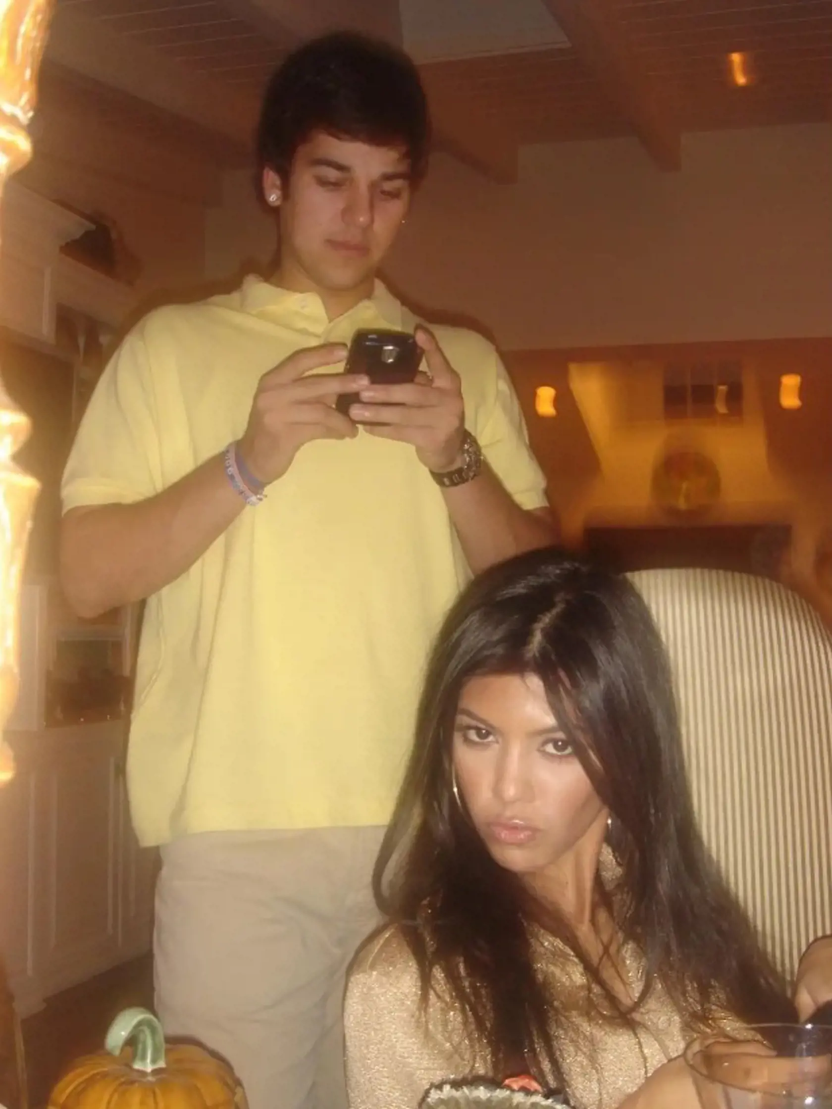 Kourtney Kardashian pred plastikami na fotke so svojim bratom.