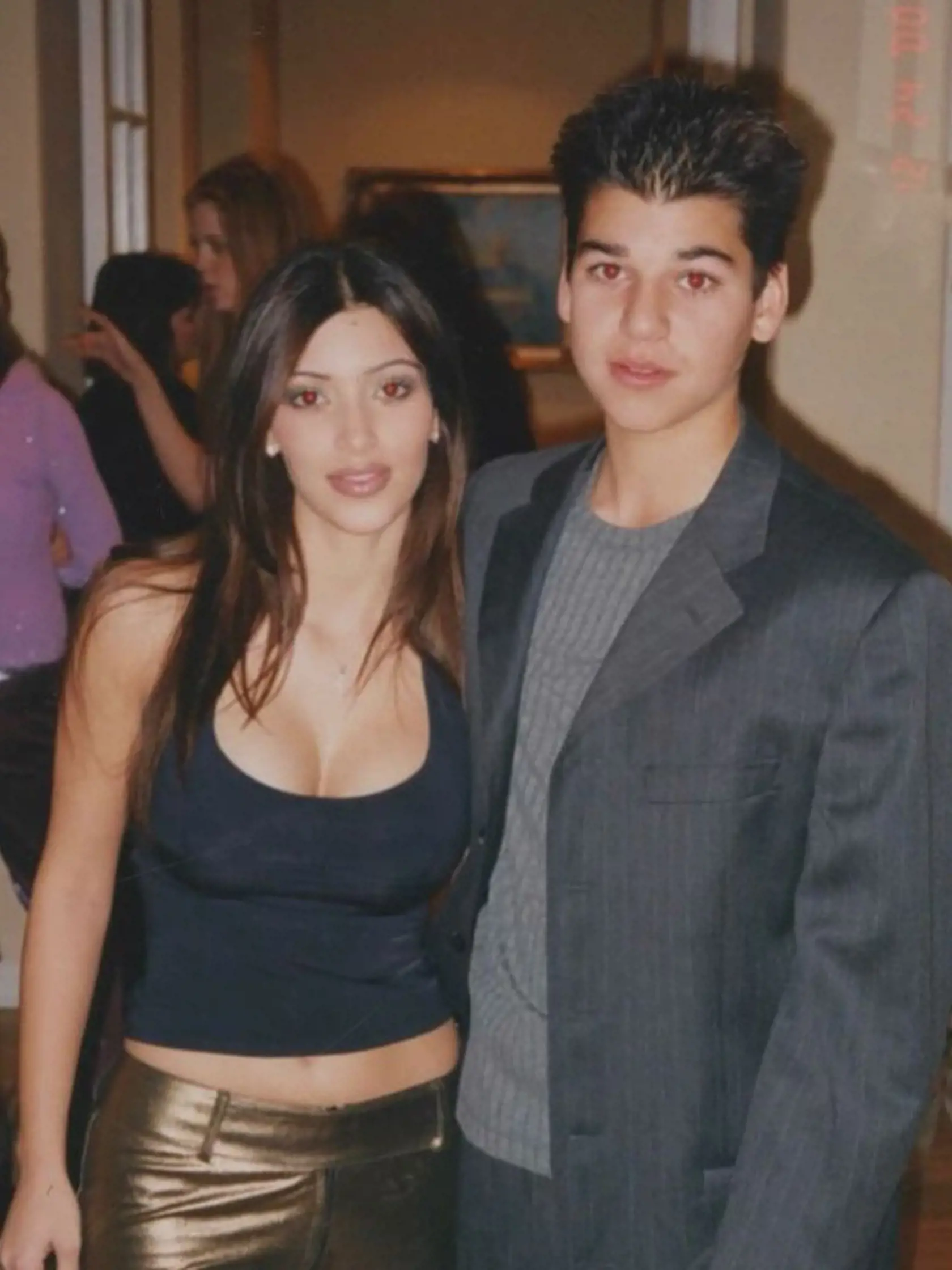 Kim Kardashian na fotografii ešte pred plastikami.