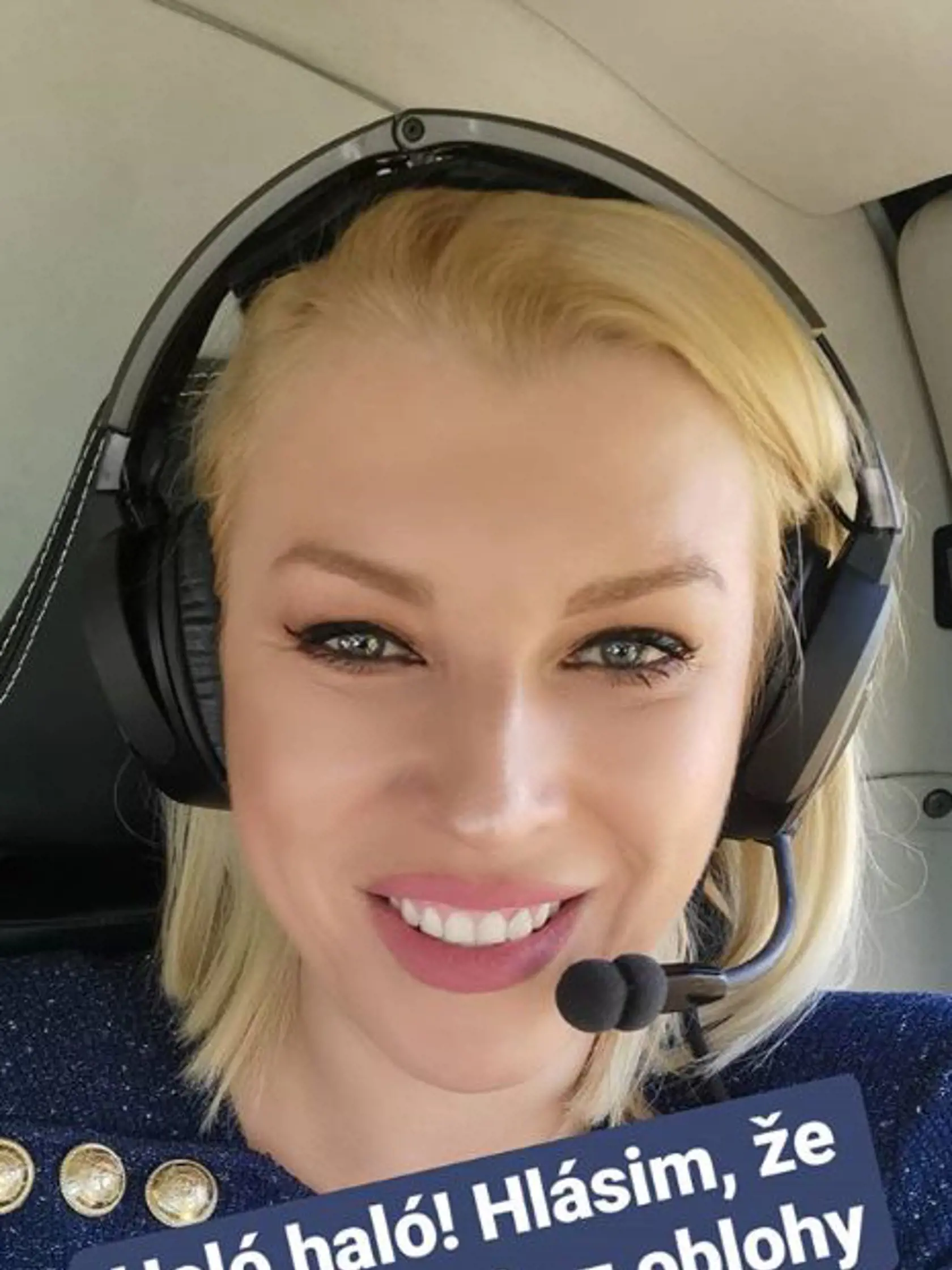 Blondínka sa zahrala aj na pilotku.