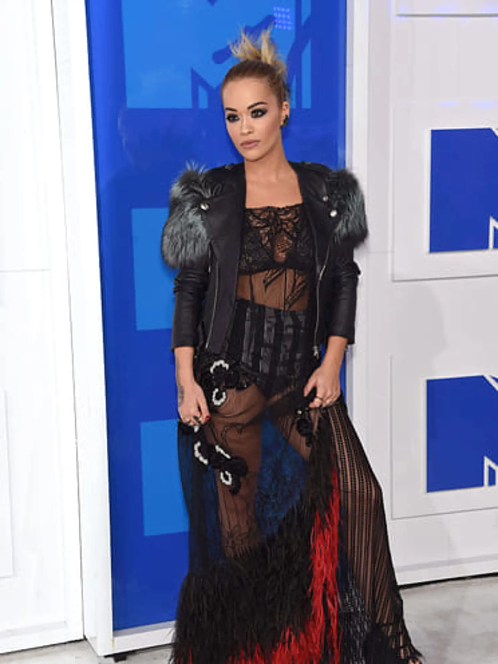 Speváčka Rita Ora tiež stavila na transparentné šaty.