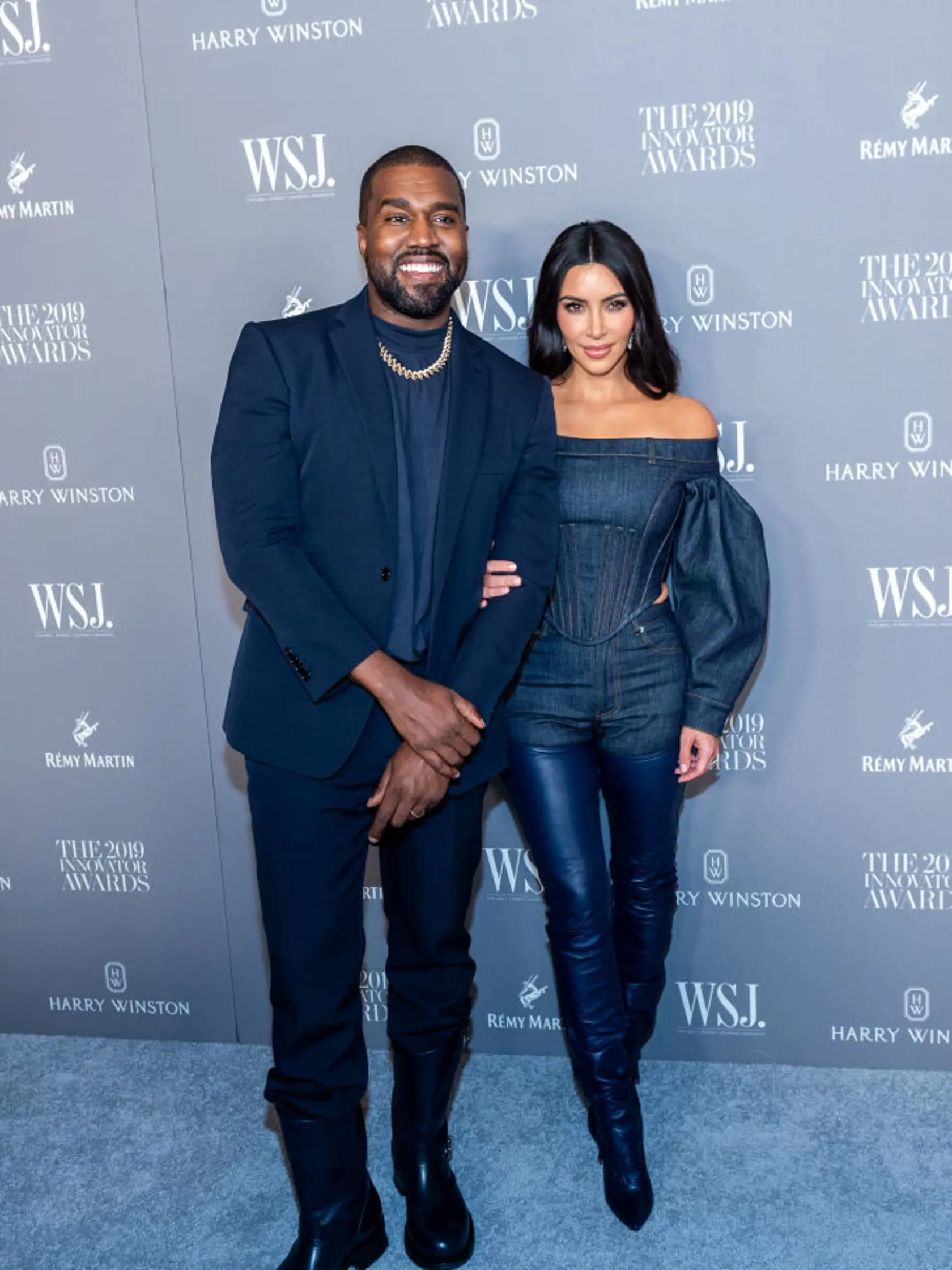 Sedemročné manželstvo Kim Kardashian a Kanyeho Westa sa skončilo začiatkom roka 2021, keď slávny pár ohlásil odlúčenie a rozvod. Hoci sú oficiálne ešte stále manželia, každý si žije svojím vlastným životom. Zatiaľ čo Kim nahradila Kanyeho 28-ročným hercom a komikom Petom Davidsonom, ktorý sa slávnemu raperovi vôbec nepodobá, Kanye trochu nezdravo hľadá útechu v náručí Kiminej dvojníčky.