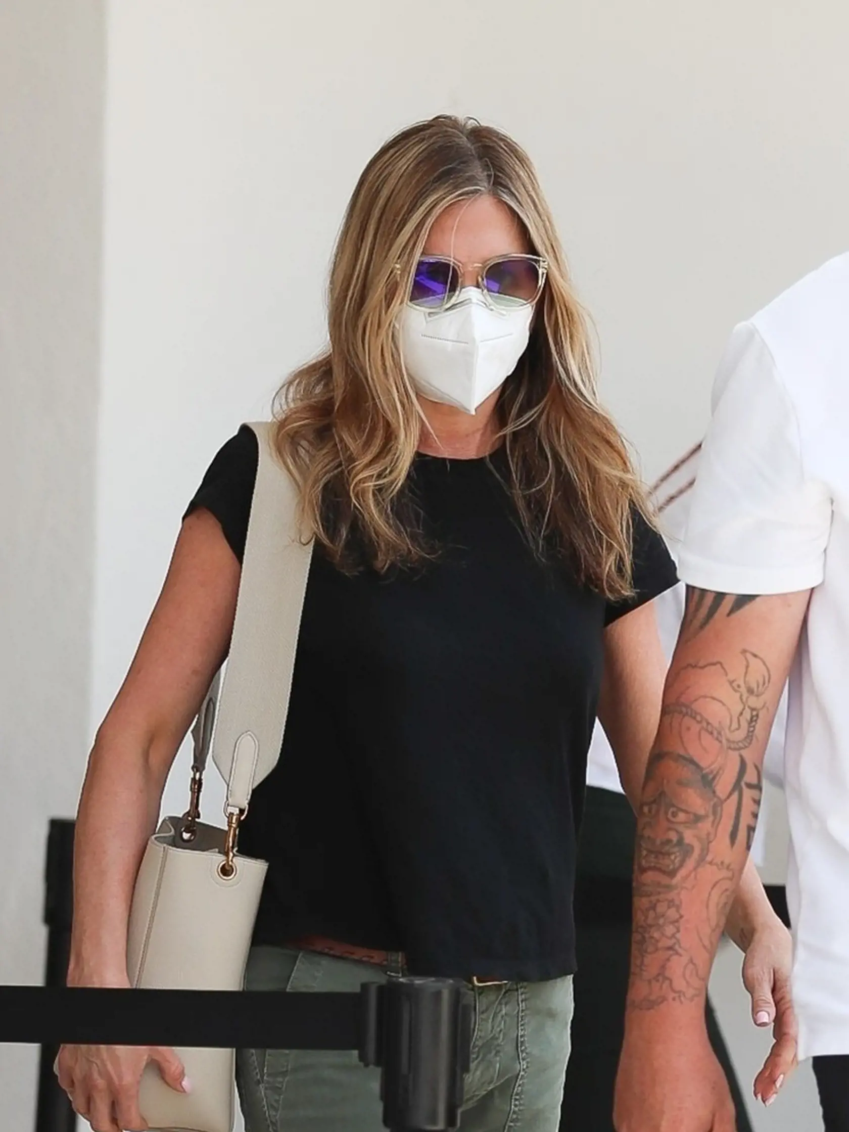 Jennifer Aniston opúšťa dermatologické centrum v Beverly Hills.