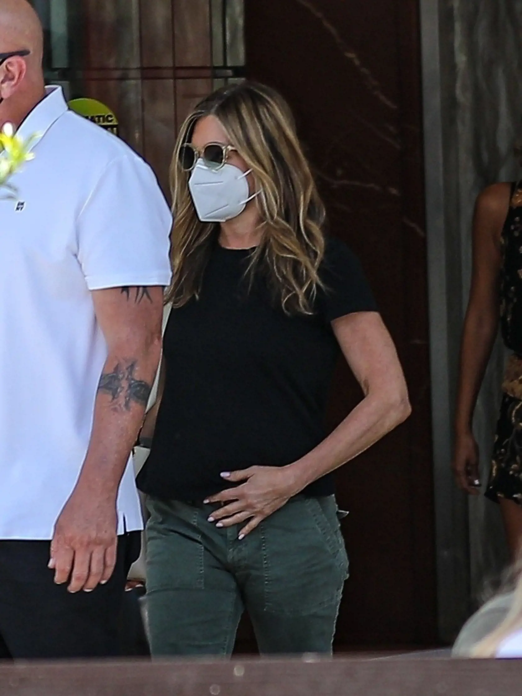 Jennifer Aniston by takto oblečenú a s rúškom na tvári spoznal iba málokto.