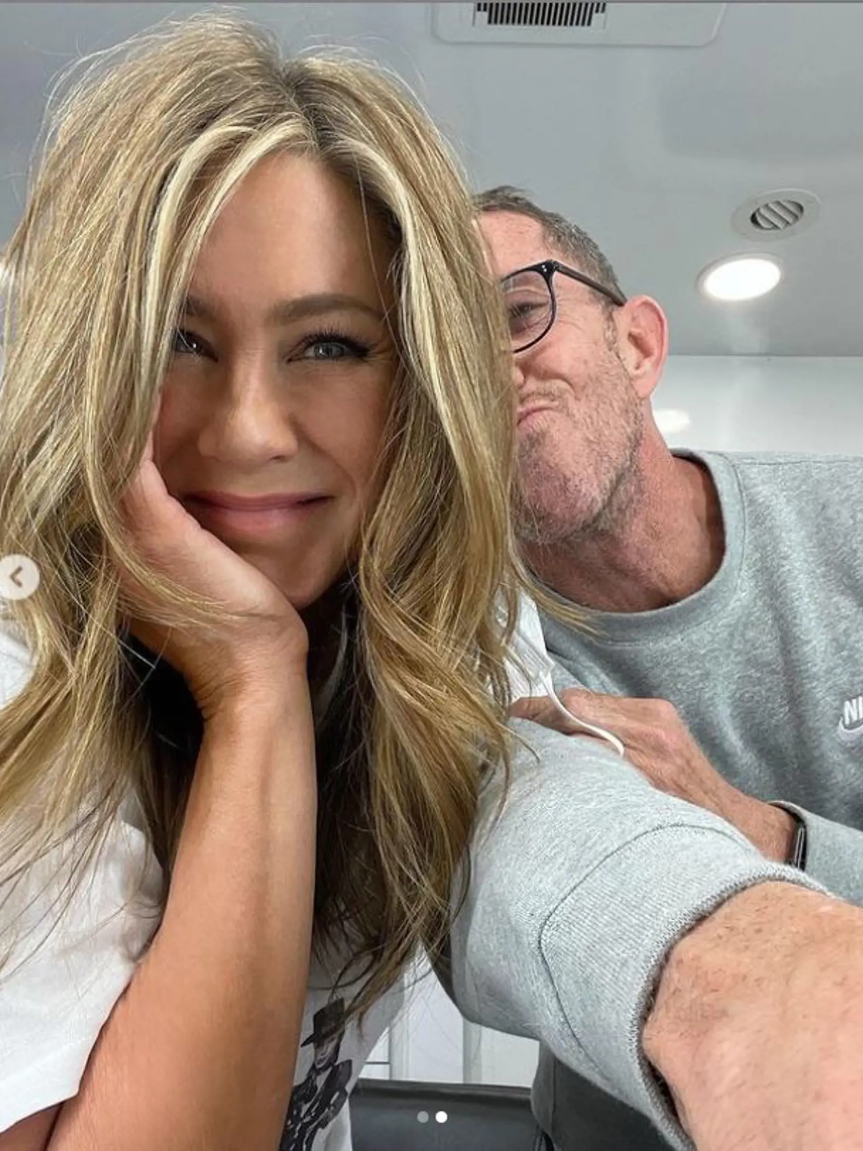 Jennifer Aniston sa pochválila novým účesom. Na fotografii je spolu s kaderníkom, ktorý z nej pred rokmi vytvoril seriálovú Rachel.