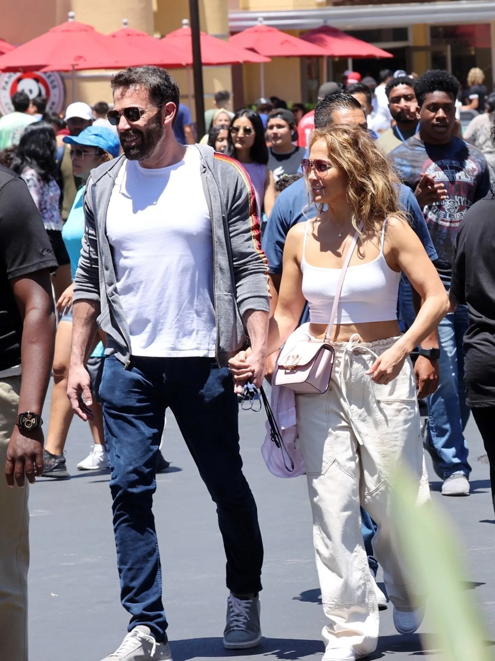 Jennifer Lopez a Ben Affleck sa držali pevne za ruku.