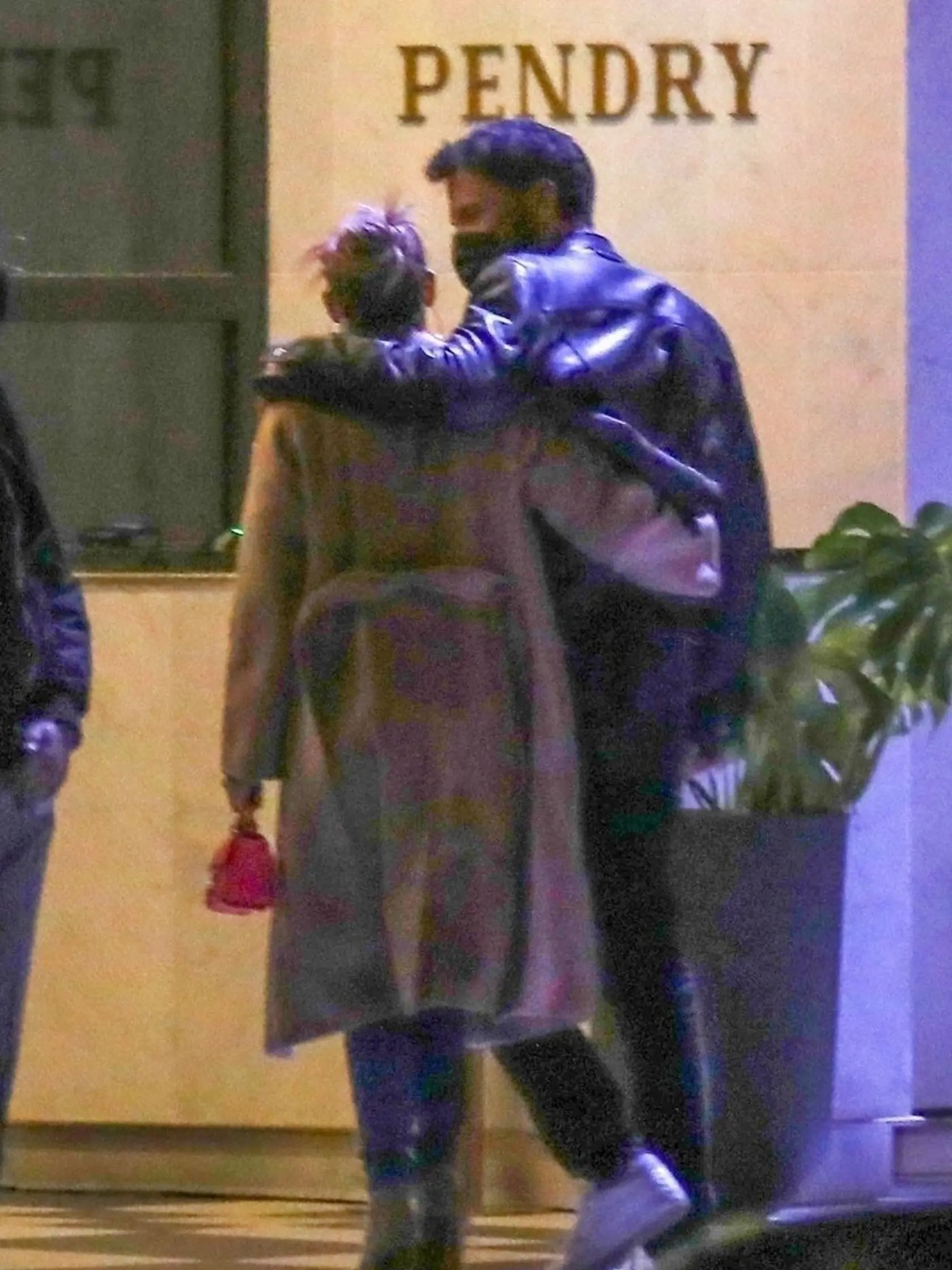 Jennifer a Bena sa podarilo fotografom nasnímať v romantickom objatí v pondelok 31. mája, keď čakali na svoj stôl pred reštauráciou Wolfganga Pucka v luxusnom hoteli Pendry.