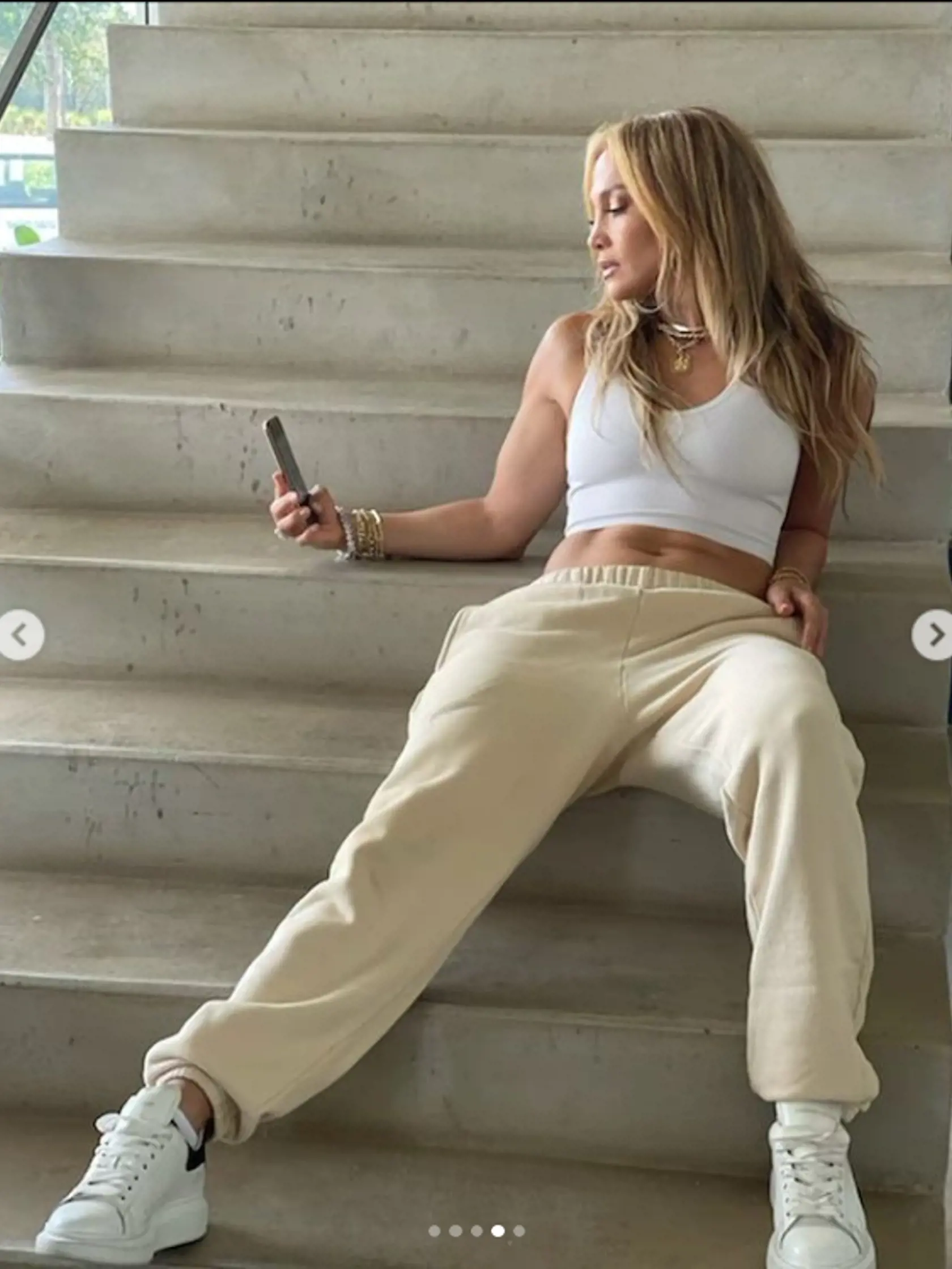 Jennifer Lopez sa pochválila dokonalou postavou, najviac vám udrie do oka to neskutočne ploché brucho. Má 51 rokov, ale pri tom čísle len krútime hlavou... Je to bohyňa!