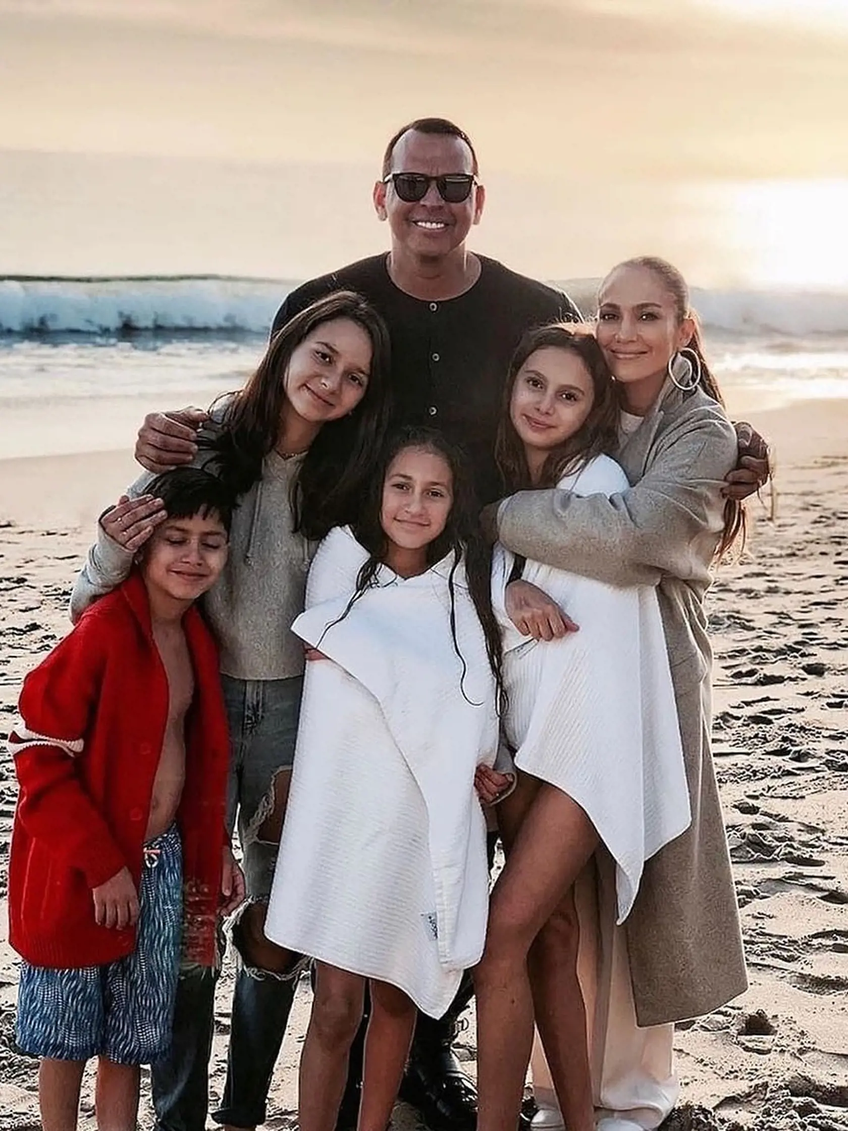 Rok po romantických zásnubách na pláži latino diva Jennifer Lopez (51) potvrdila, že medzi ňou a Alexom Rodriguezom (45) už nič nie je.
