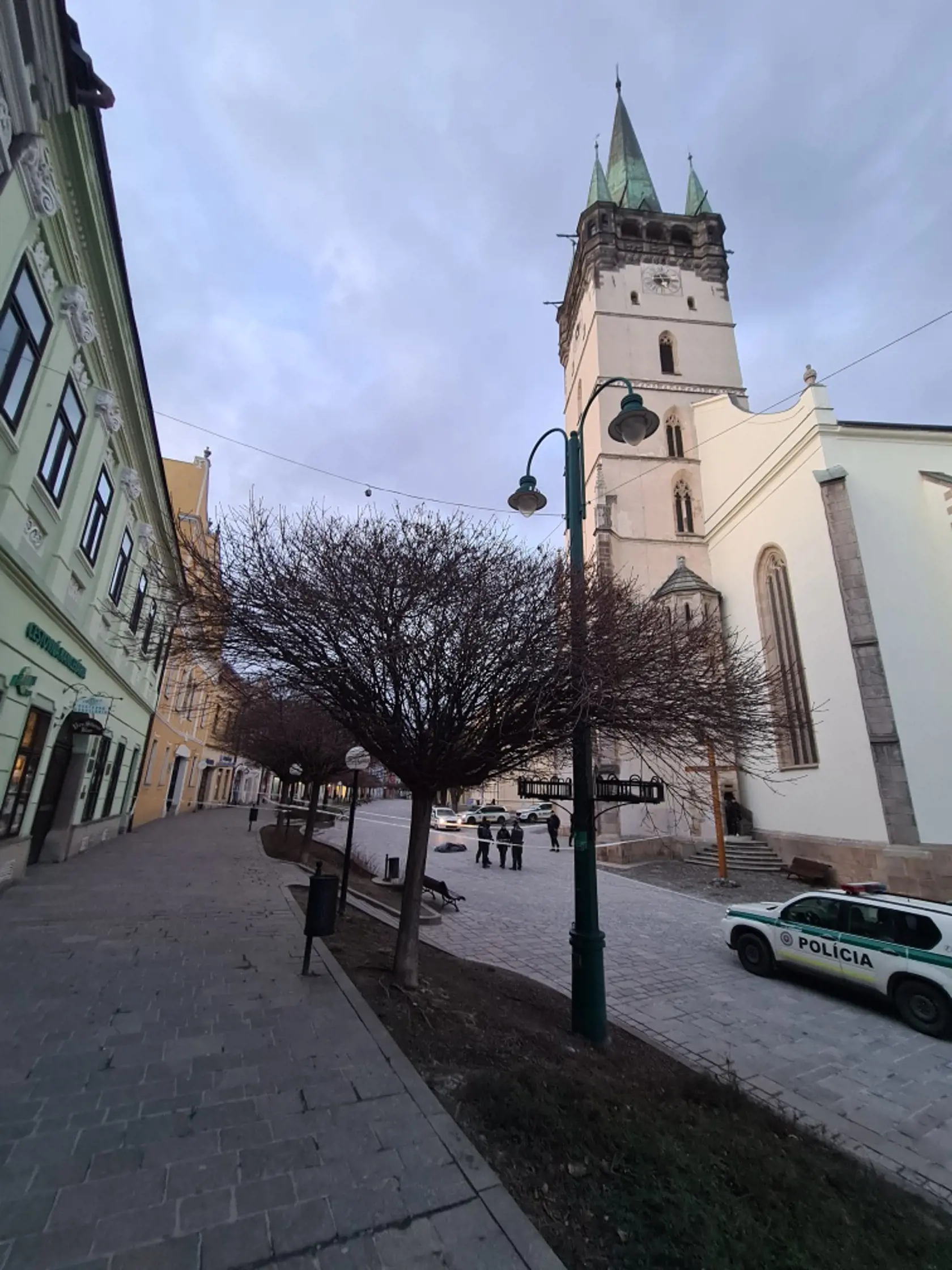 Telo mŕtveho mladého muža našli pod vežou prešovskej konkatedrály vysokej 71 metrov.