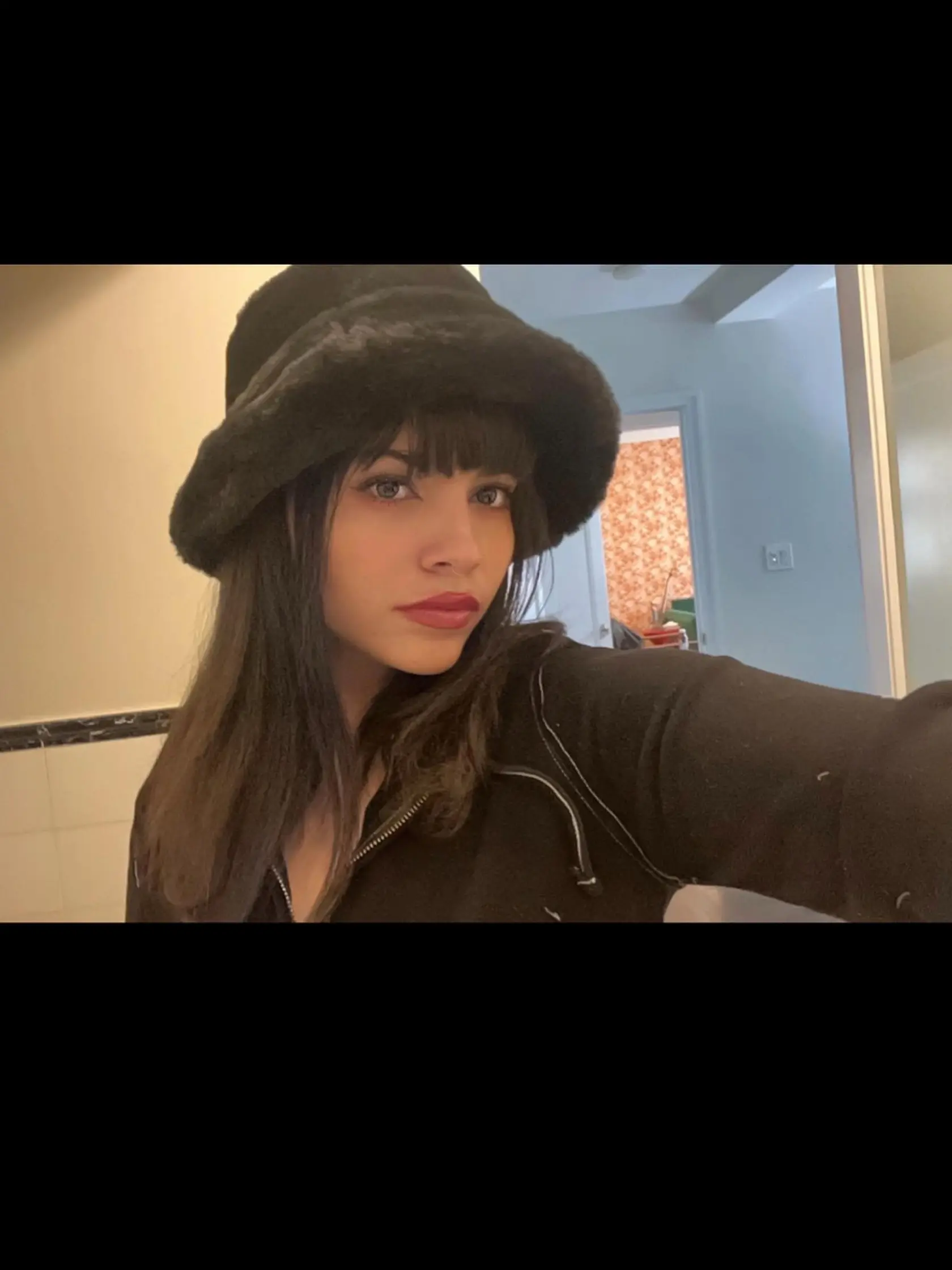 Dcéra speváka Davida Bowieho a modelky Iman. Krásu zdedila po mame, talent po otcovi.