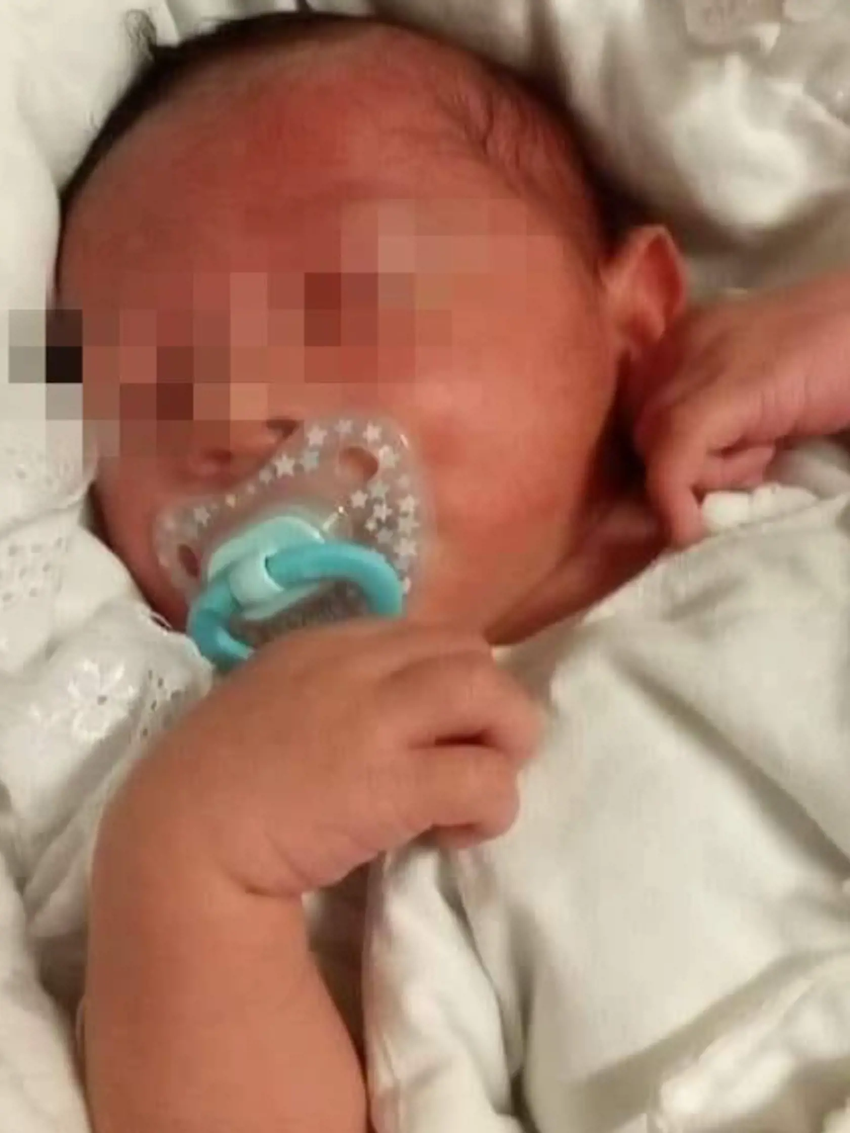 V mokradi objavili bezvládne telíčko dobitého dvojmesačného chlapčeka, ktorého tam podľa vyšetrovania chladne odhodila jeho vlastná matka 19- Saša spolu so svojim 28-ročným partnerom.