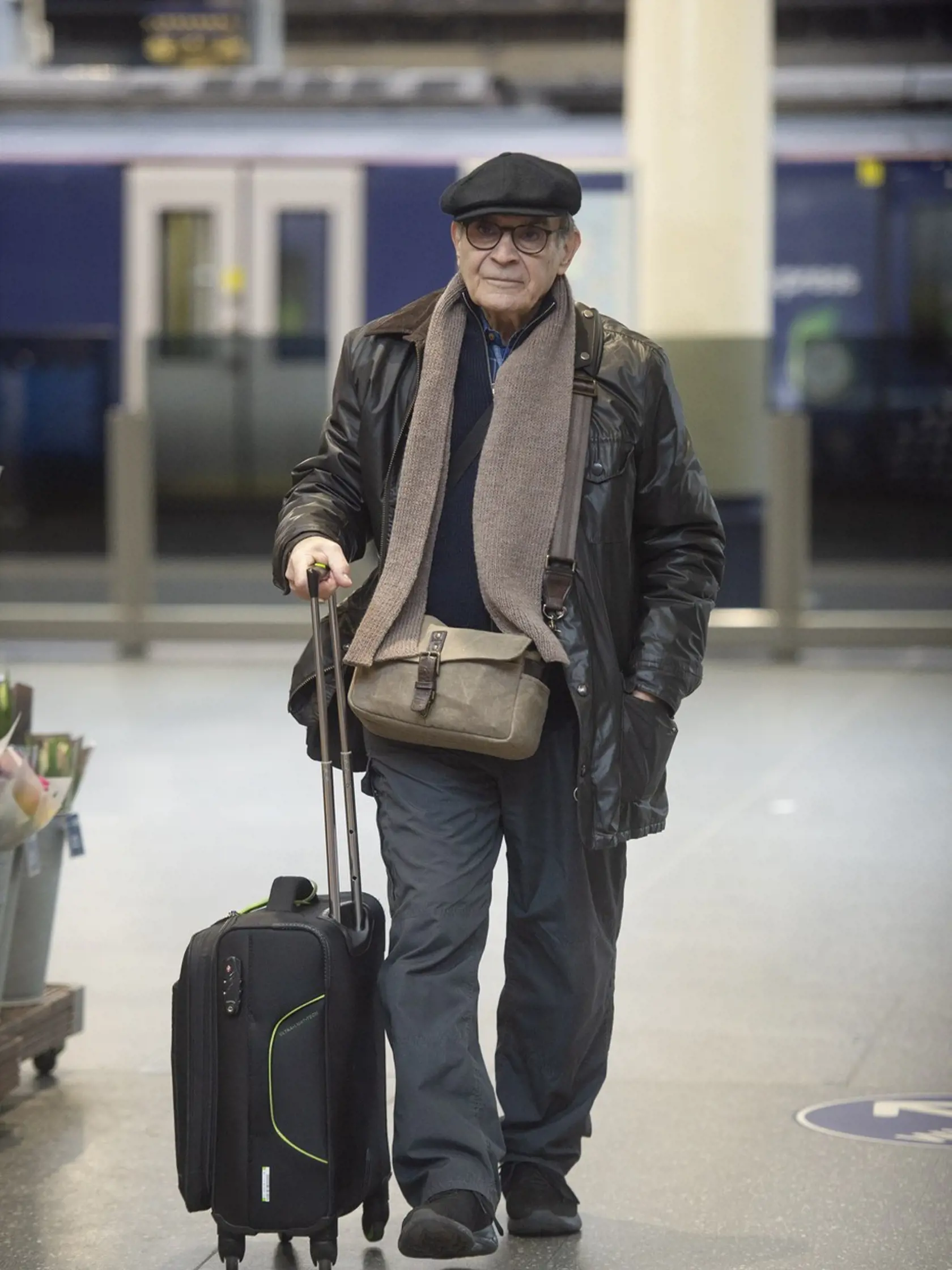 Herec David Suchet dnes: Takto ho nafotili paparazzi na železničnej stanici v Škótsku