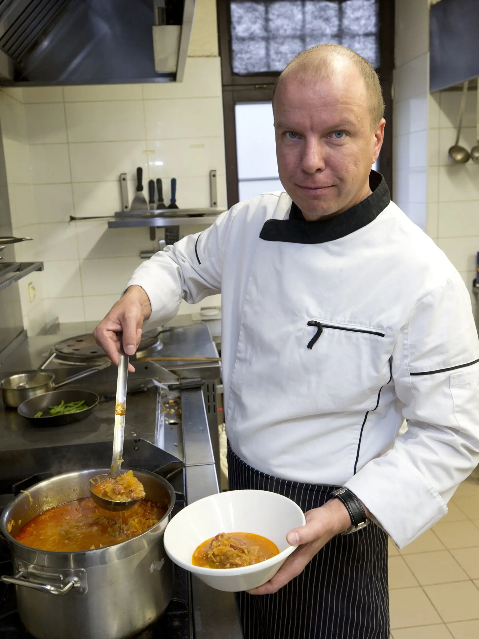 Šéfkuchár Radoslav Jakáb kapustnicu robí poctivo. Za základ považuje kvalitnú kapustu a údeniny z lokálneho zdroja.