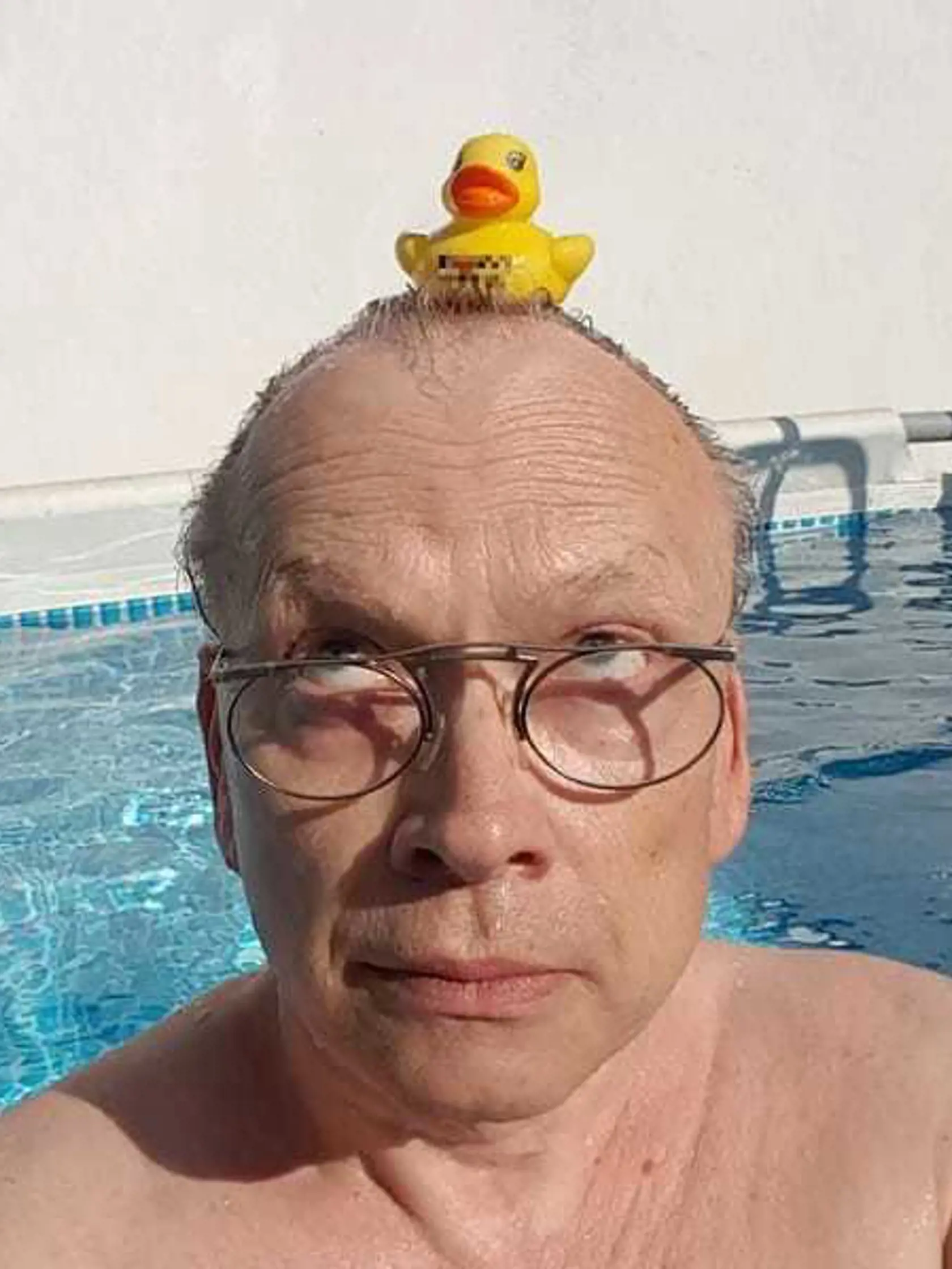 Herec nemal problém zverejniť aj fotku s kačičkou na hlave či cvaknúť záchod. Dokonca neváhal napísať status, že na raňajky zjedol banán a keksík a zverejnil nechutný záber, na ktorom mu idú z úst zvratky. Ako to vysvetlil?
