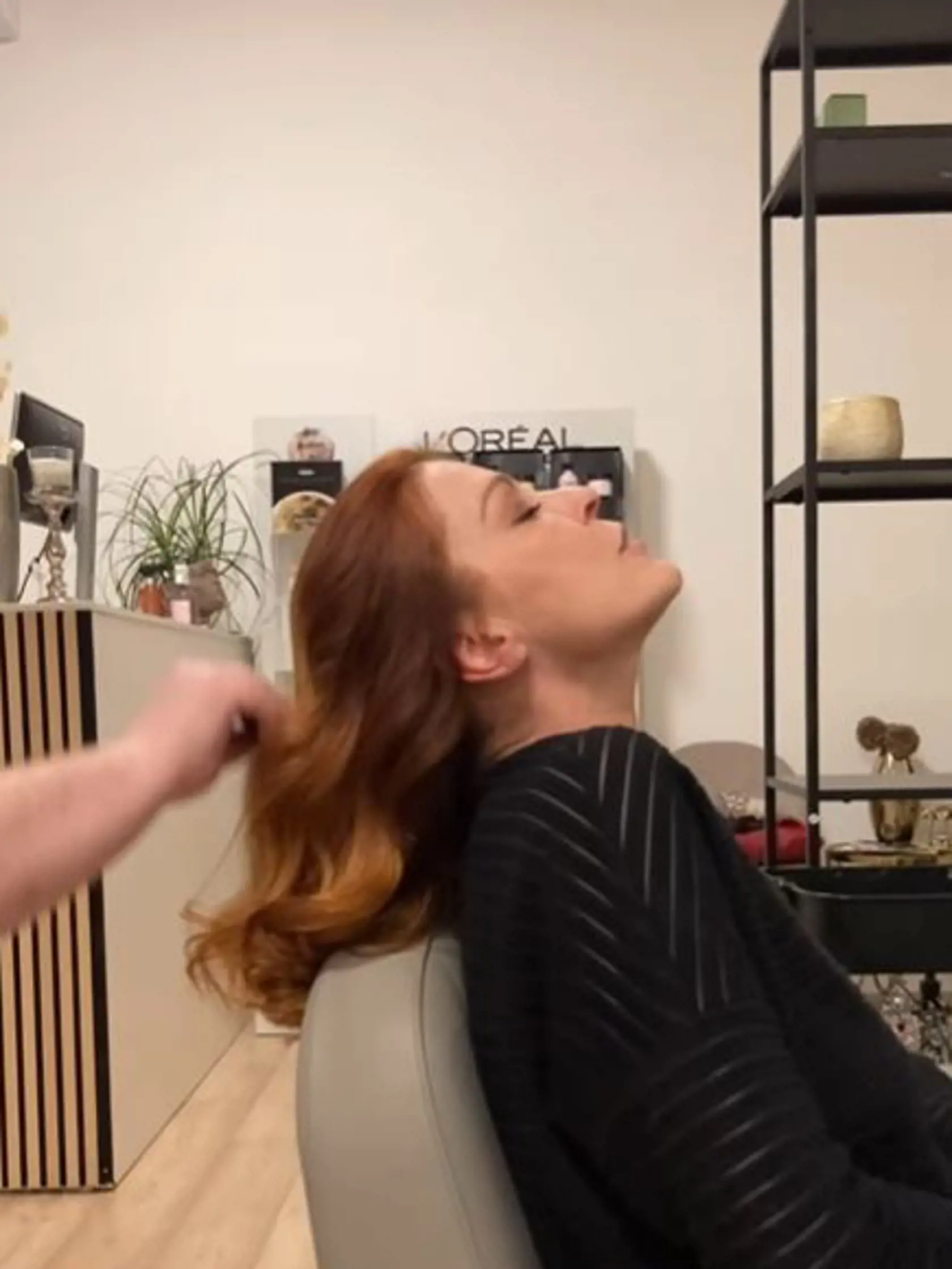 Herečka Elena Podzámska u svojho dvorného kaderníka.