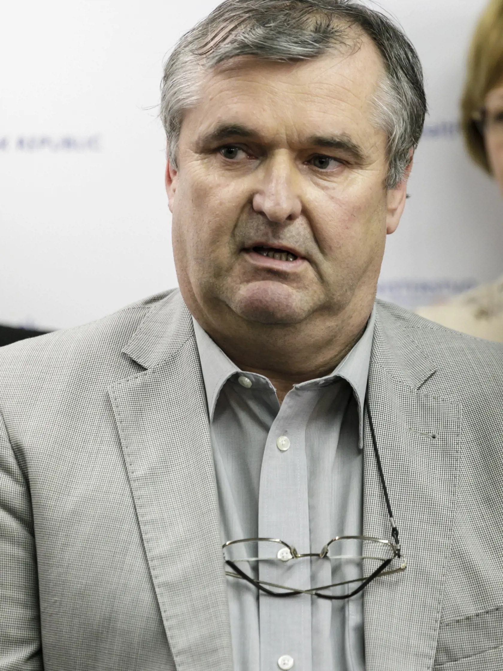 Marián Petko, Asociácia nemocníc Slovenska
Zdá sa nám naozaj zvláštne, že všetci daňoví poplatníci, aj poistenci Dôvery a Unionu, majú prispieť na riešenie dlhu jednej zdravotnej poisťovni, ani nie tej, kde sú poistení. My s tým máme problém, lebo je logické, že keď nebude dofinancovanie pre všetky tri poisťovne, tak tie dve nám povedia, že asi budeme musieť s vami rokovať a časť peňazí vám zobrať, lebo peniaze na to nie sú. Nakoniec by na to doplatil, samozrejme, pacient.